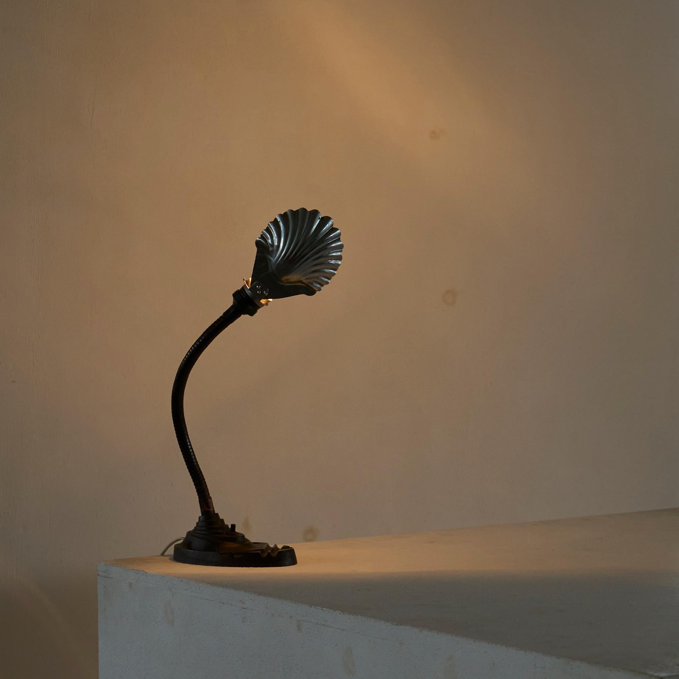 Elegante Lámpara de Sobremesa Art Decó con Pantalla de Concha Bélgica Años 30 Hecho a mano en venta