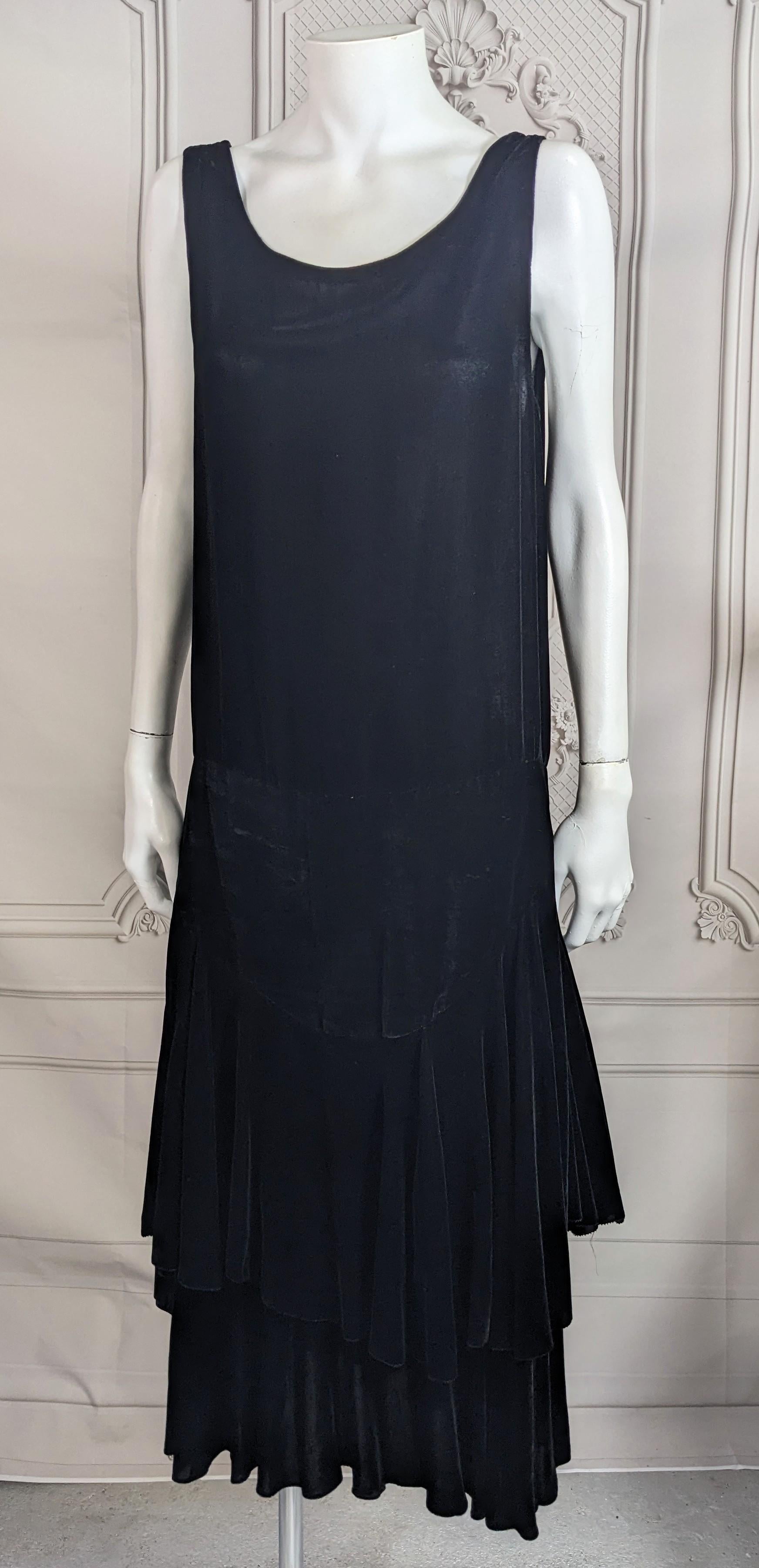Elegante abito da ballo in velluto di seta Art Deco degli anni '20. Canottiera stile pull over con 2 livelli di balze per un grande movimento quando cammini, anni '20 USA. Dimensioni ridotte. 