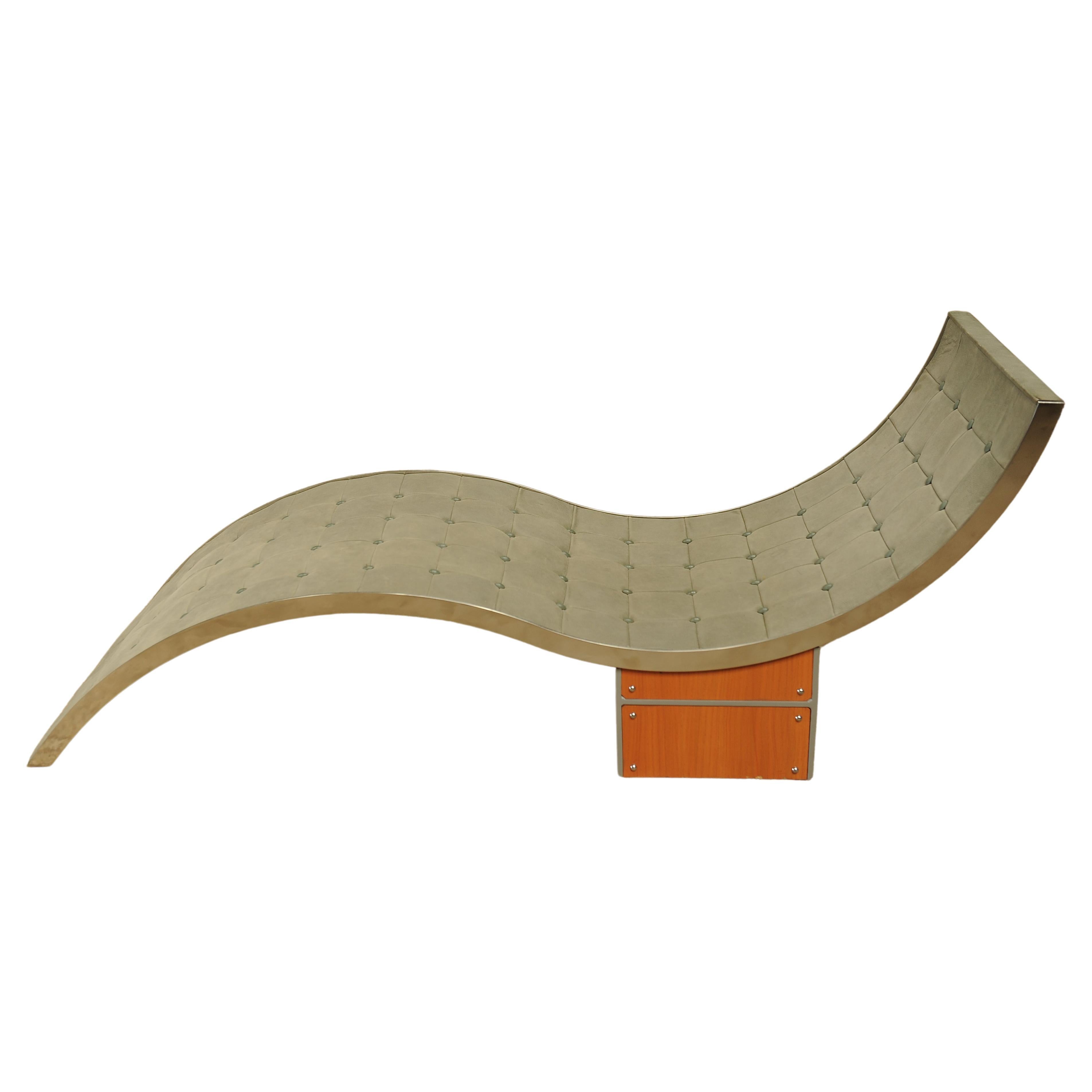 XXIe siècle et contemporain Élégante chaise longue de style Art déco en cuir vert pâle chromé, lit de jour sur bois en vente