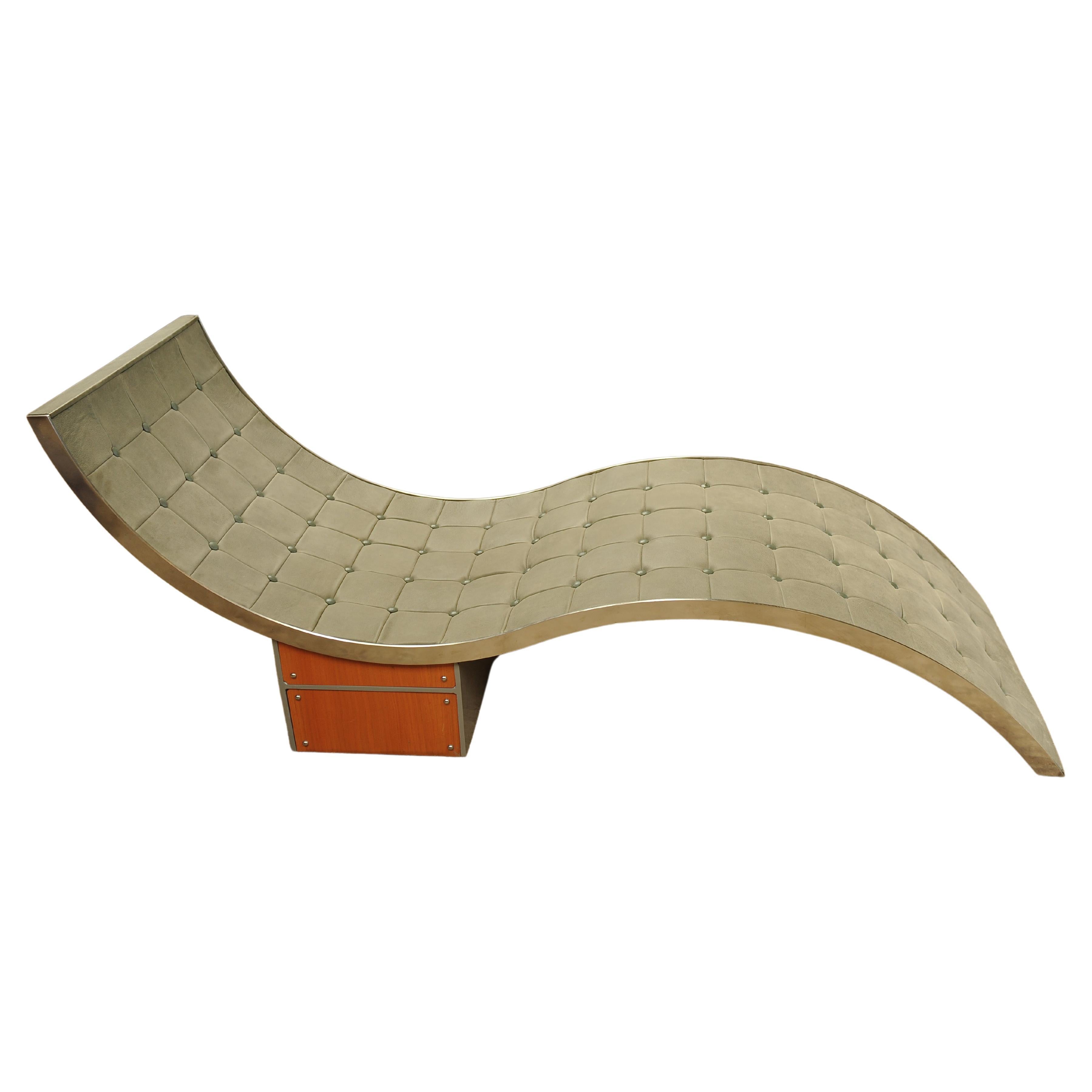 Élégante chaise longue de style Art déco en cuir vert pâle chromé, lit de jour sur bois en vente 3