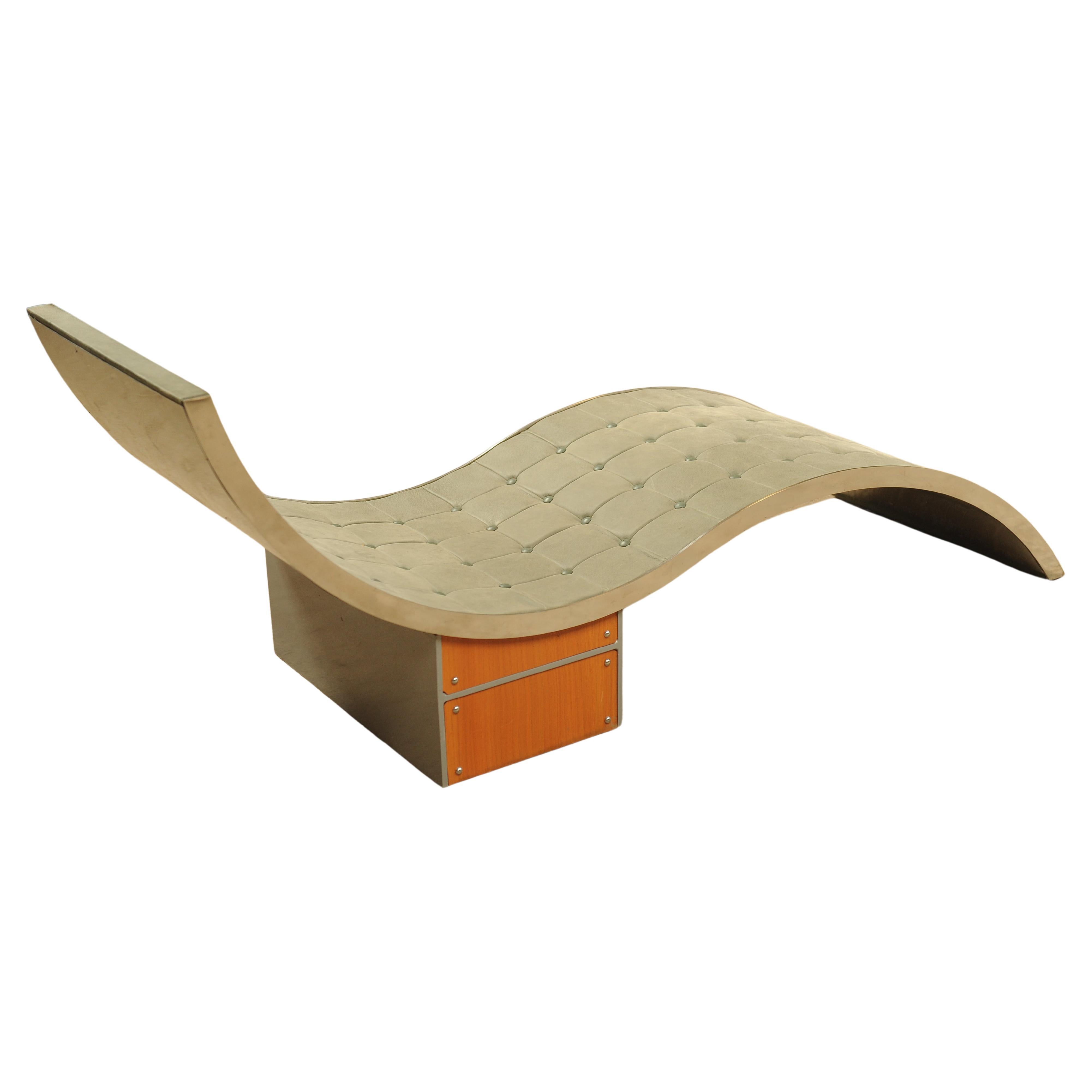 Inconnu Élégante chaise longue de style Art déco en cuir vert pâle chromé, lit de jour sur bois en vente