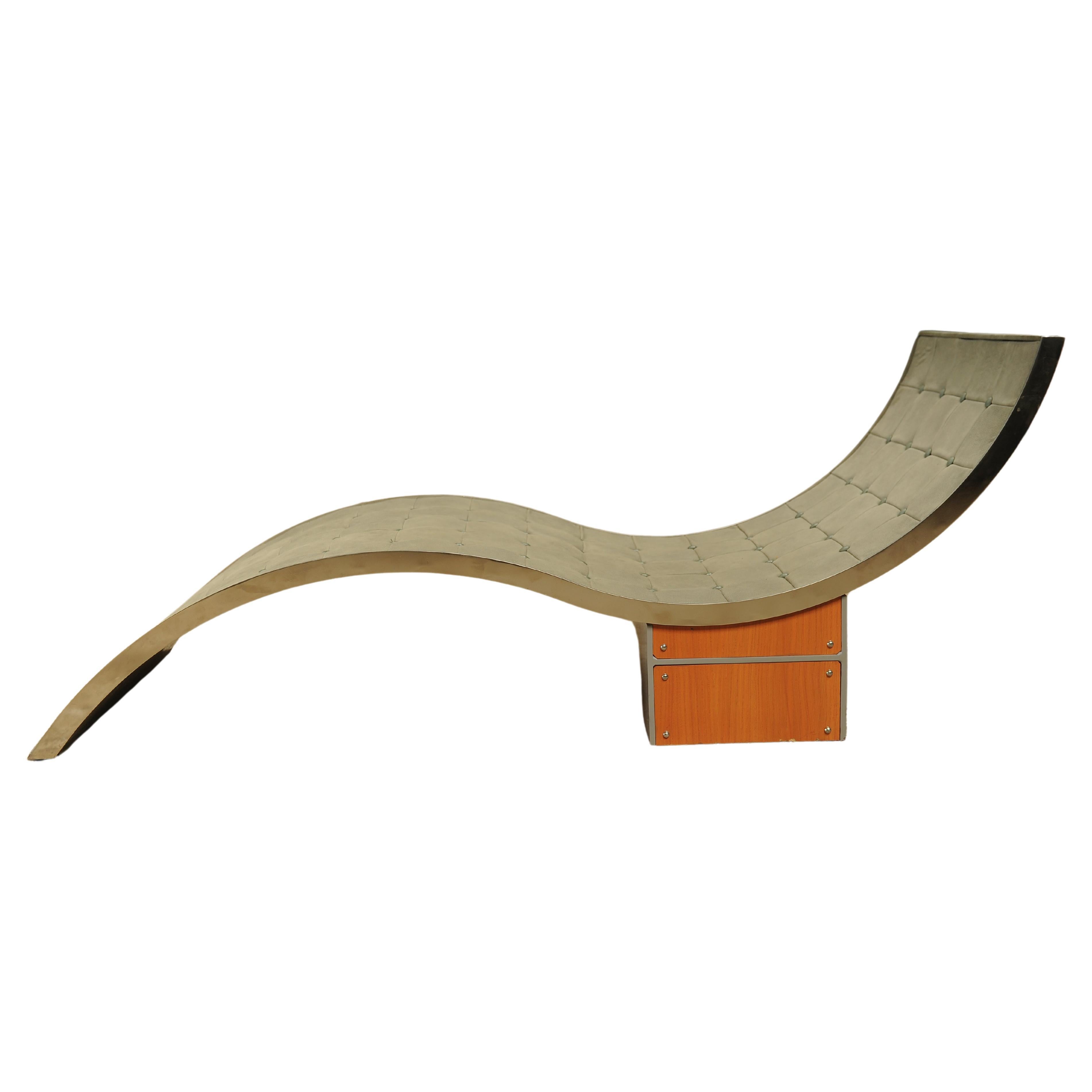 Élégante chaise longue de style Art déco en cuir vert pâle chromé, lit de jour sur bois Bon état - En vente à Reading, Berkshire