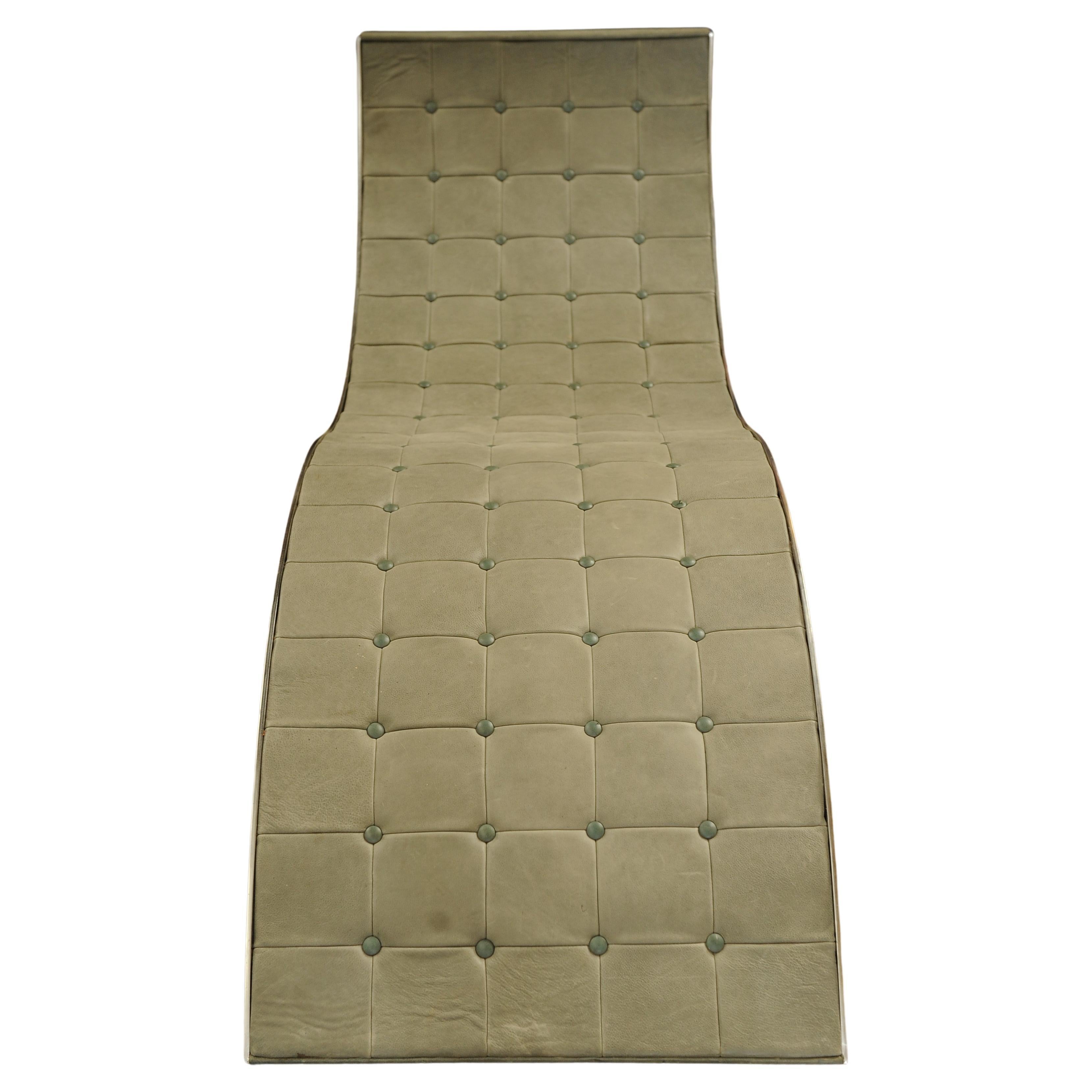 Élégante chaise longue de style Art déco en cuir vert pâle chromé, lit de jour sur bois en vente 1