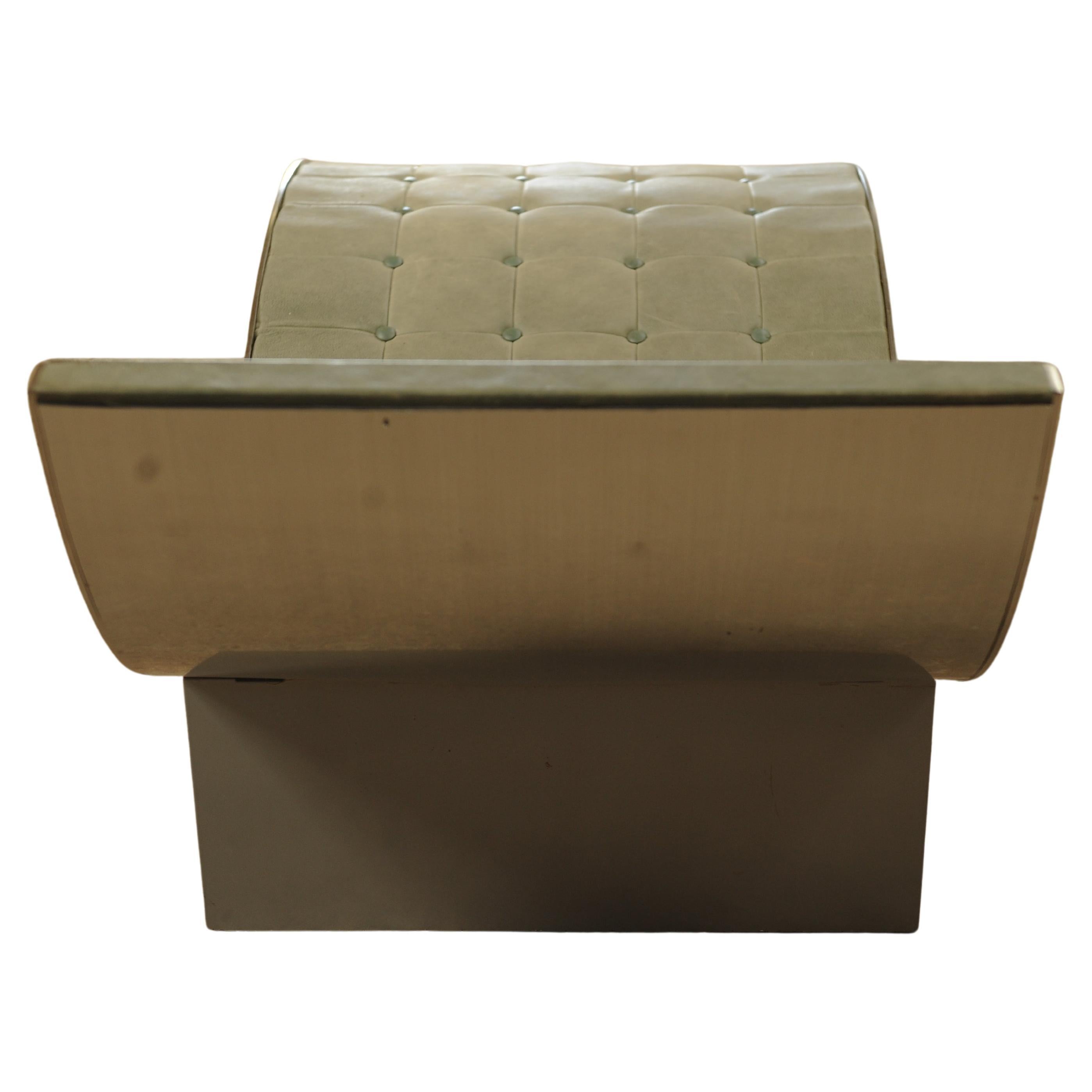 Cuir Élégante chaise longue de style Art déco en cuir vert pâle chromé, lit de jour sur bois en vente