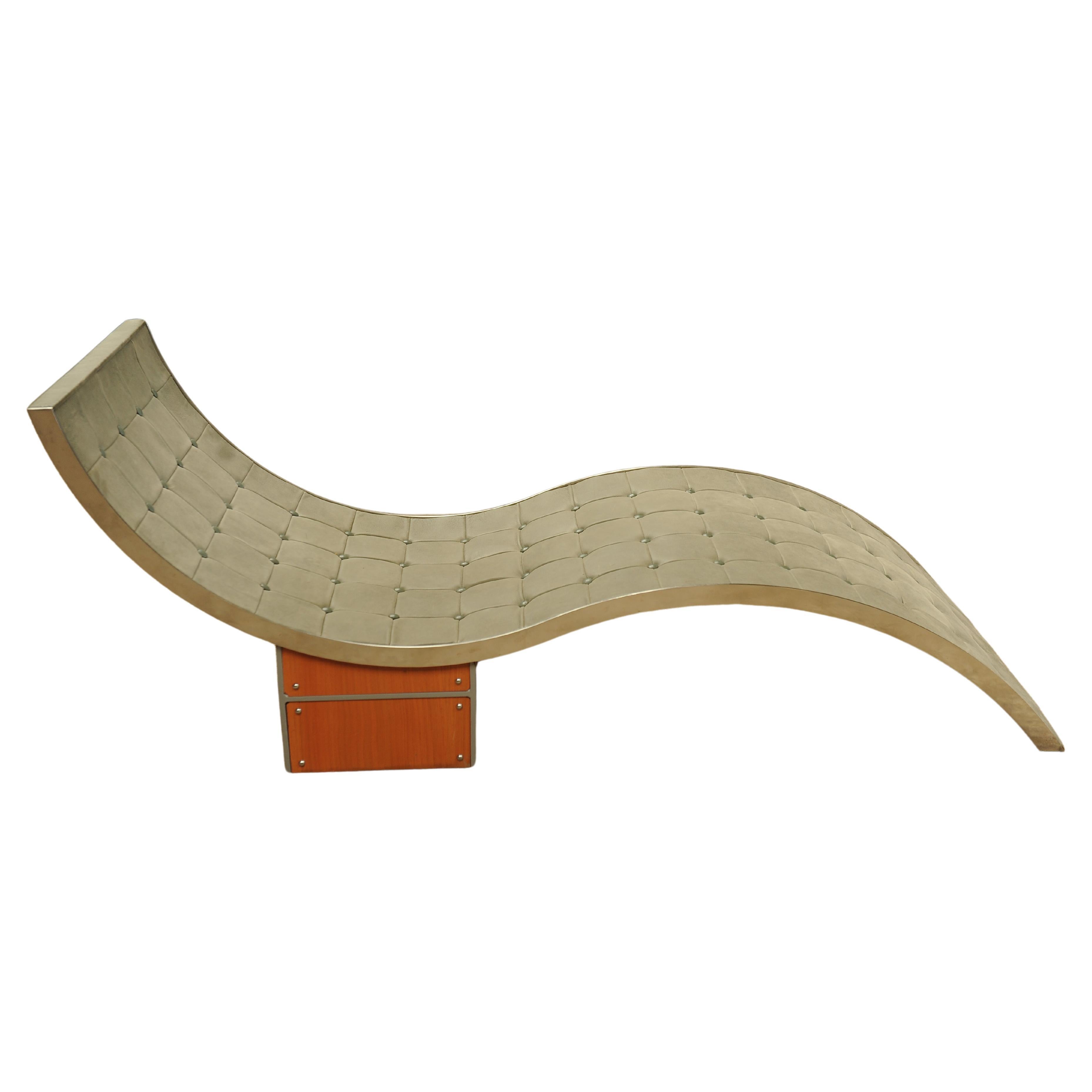 Élégante chaise longue de style Art déco en cuir vert pâle chromé, lit de jour sur bois en vente 2