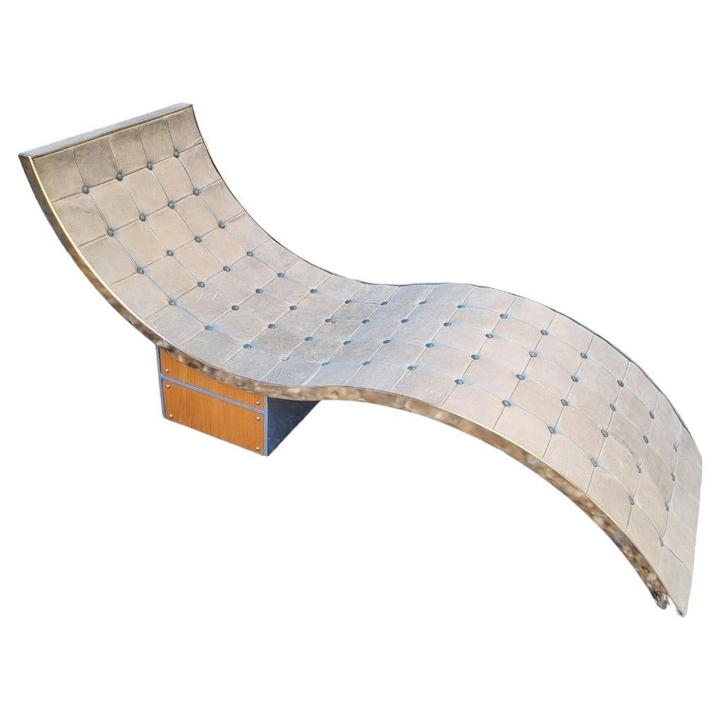 Elegant et élégant lit de jour Art Déco en chrome et cuir souple vert pâle à dossier boutonné. Chaise longue montée sur un bloc en faux chêne stratifié.

Le lit de jour est extrêmement bien fabriqué et très lourd.


