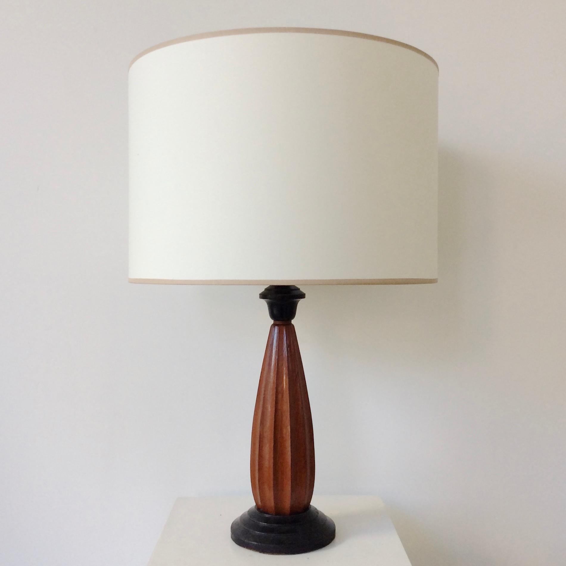 Art Deco table lamp, circa 1930, France.
Polished fluted wood, black tinted wood, new ivory fabric shade.
One E27 bulb of 60 W.
Dimensions: 57 cm total height, diameter 38 cm.
All purchases are covered by our Buyer Protection Guarantee.
This item