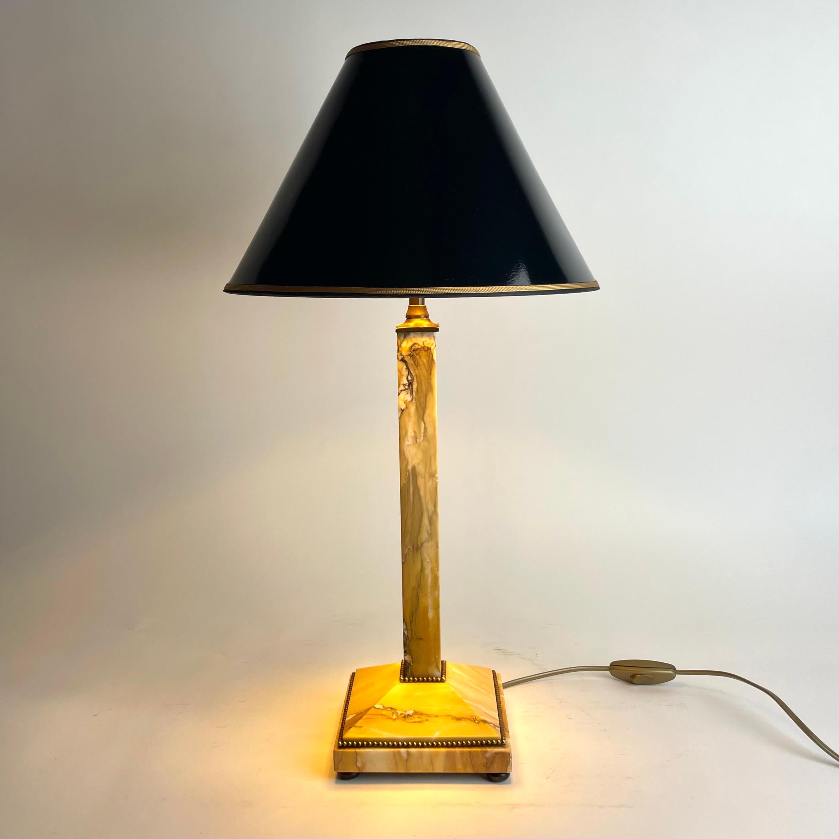 Elegante Lámpara de Mesa Art Decó en Mármol de Siena y Bronce Patinado, Años 20 en Bueno estado para la venta en Knivsta, SE