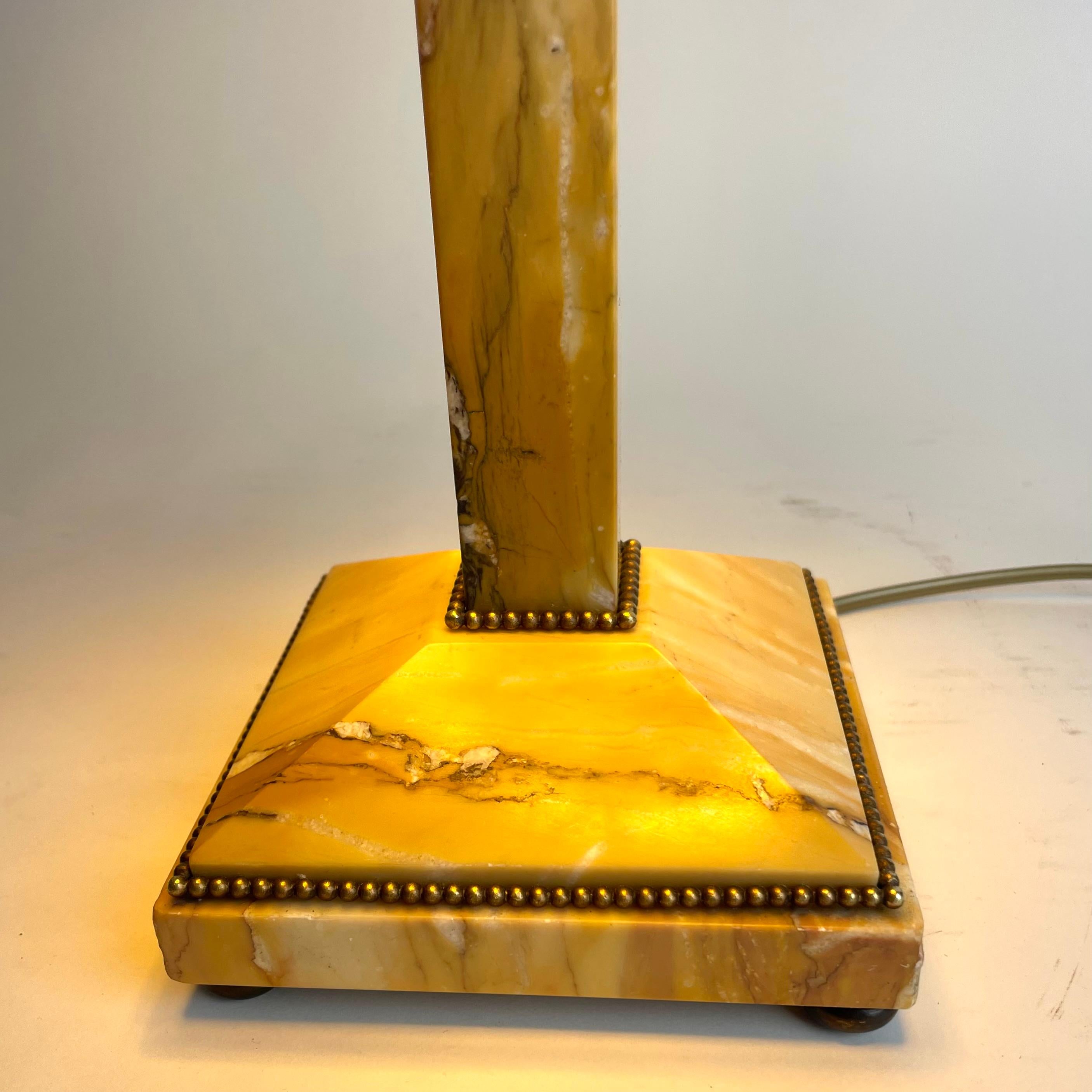 Elegante Lámpara de Mesa Art Decó en Mármol de Siena y Bronce Patinado, Años 20 principios del siglo XX en venta