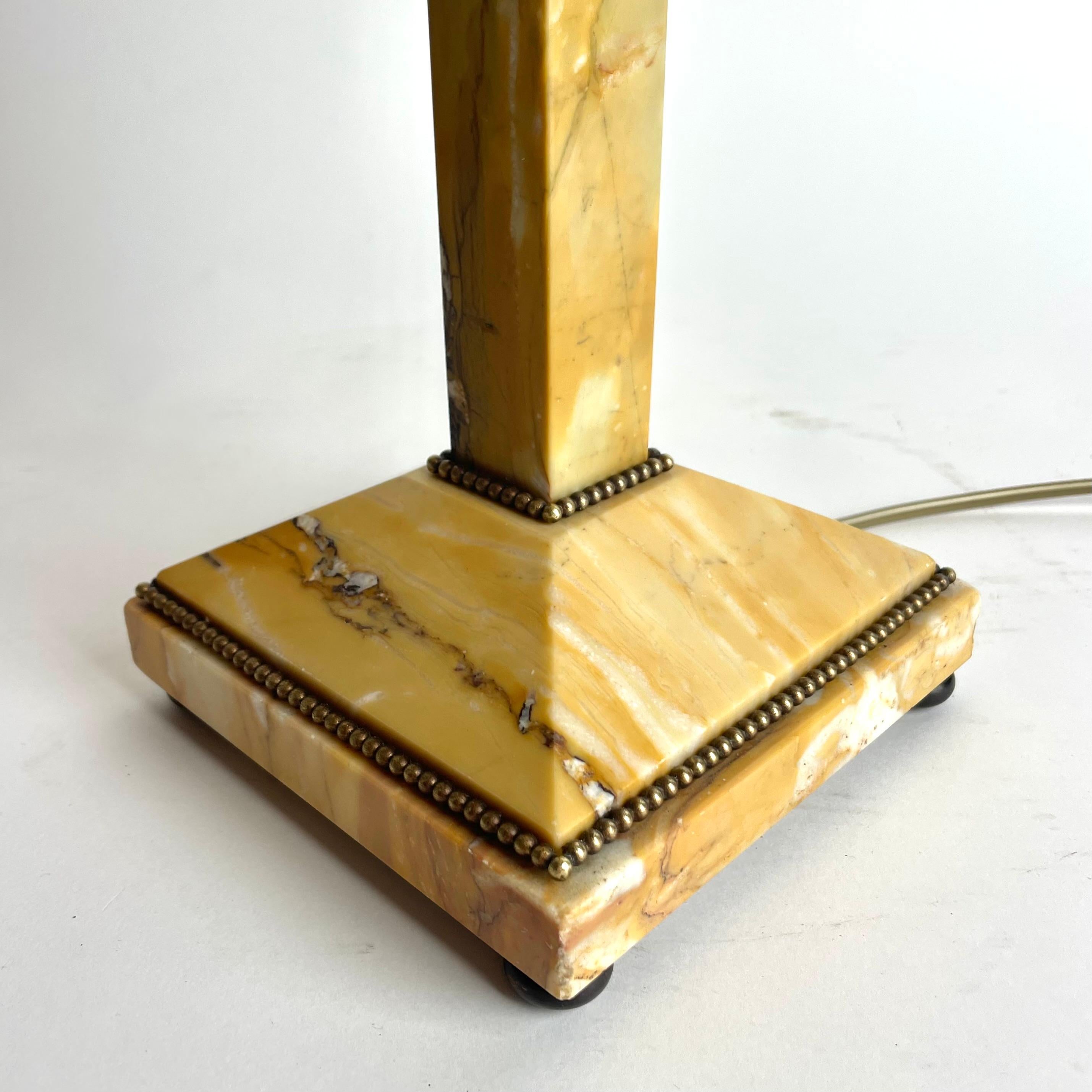 Elegante Lámpara de Mesa Art Decó en Mármol de Siena y Bronce Patinado, Años 20 en venta 4
