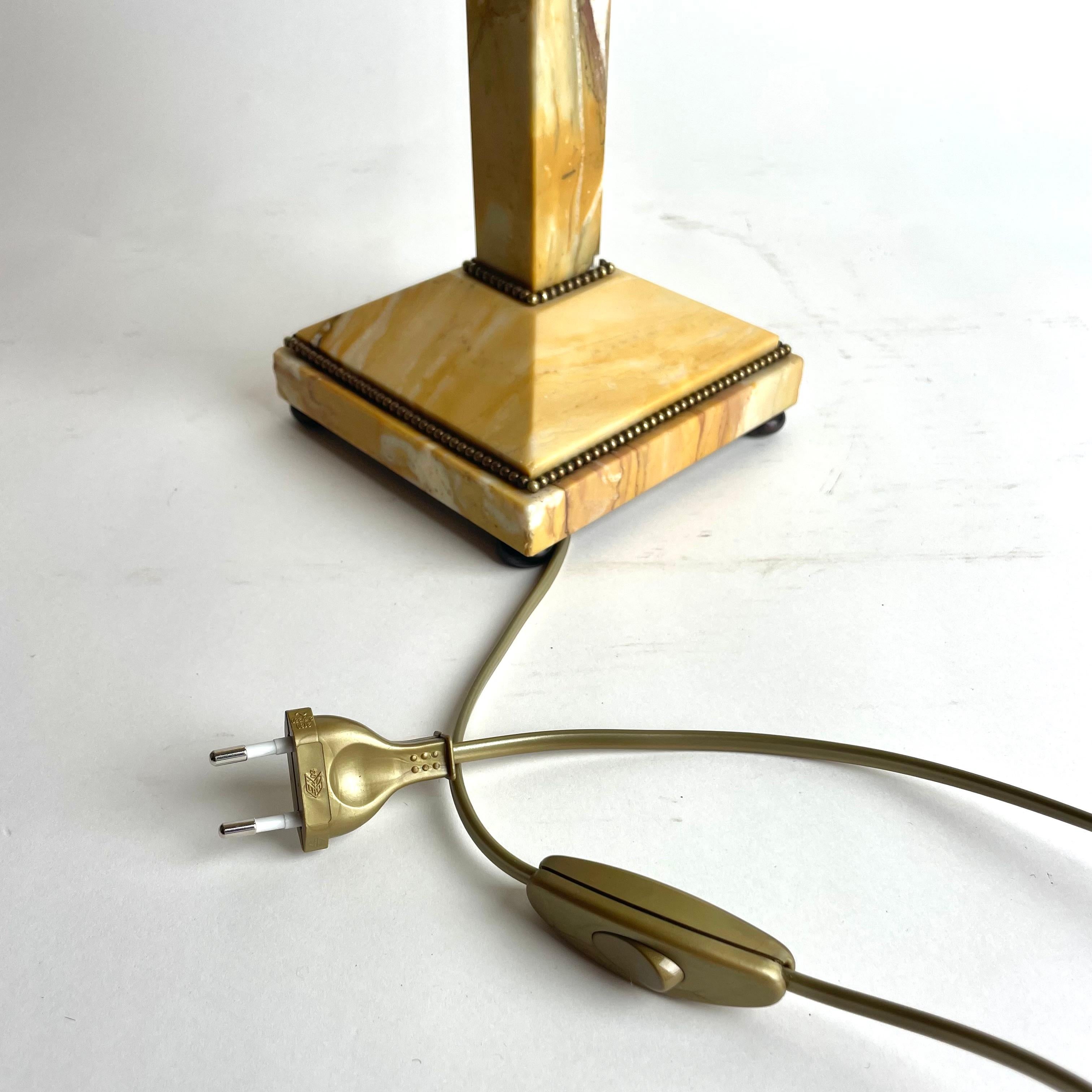 Elegante Lámpara de Mesa Art Decó en Mármol de Siena y Bronce Patinado, Años 20 en venta 5