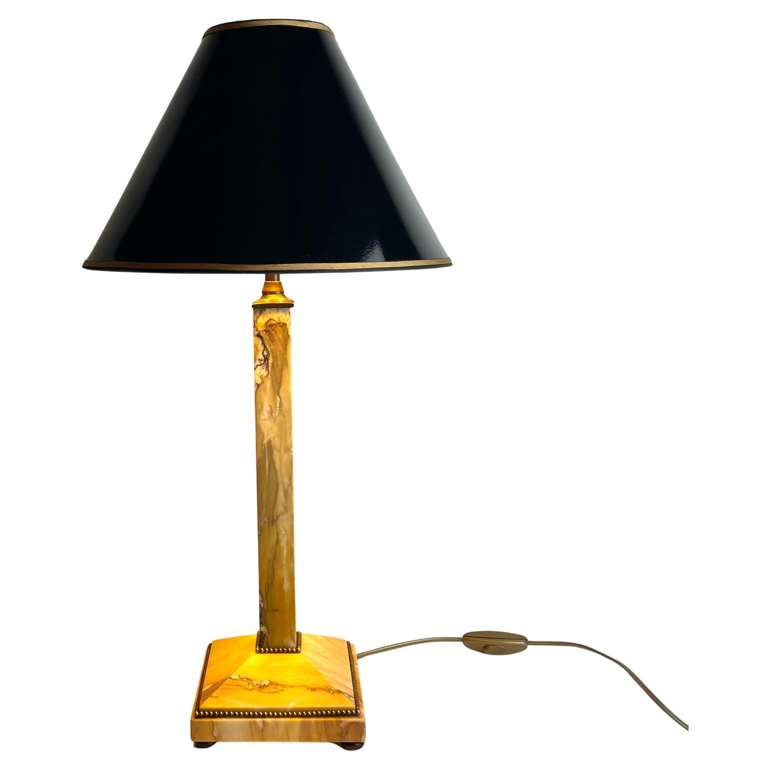 Elegante lampada da tavolo Art Déco in marmo di Siena e bronzo patinato, anni 
20