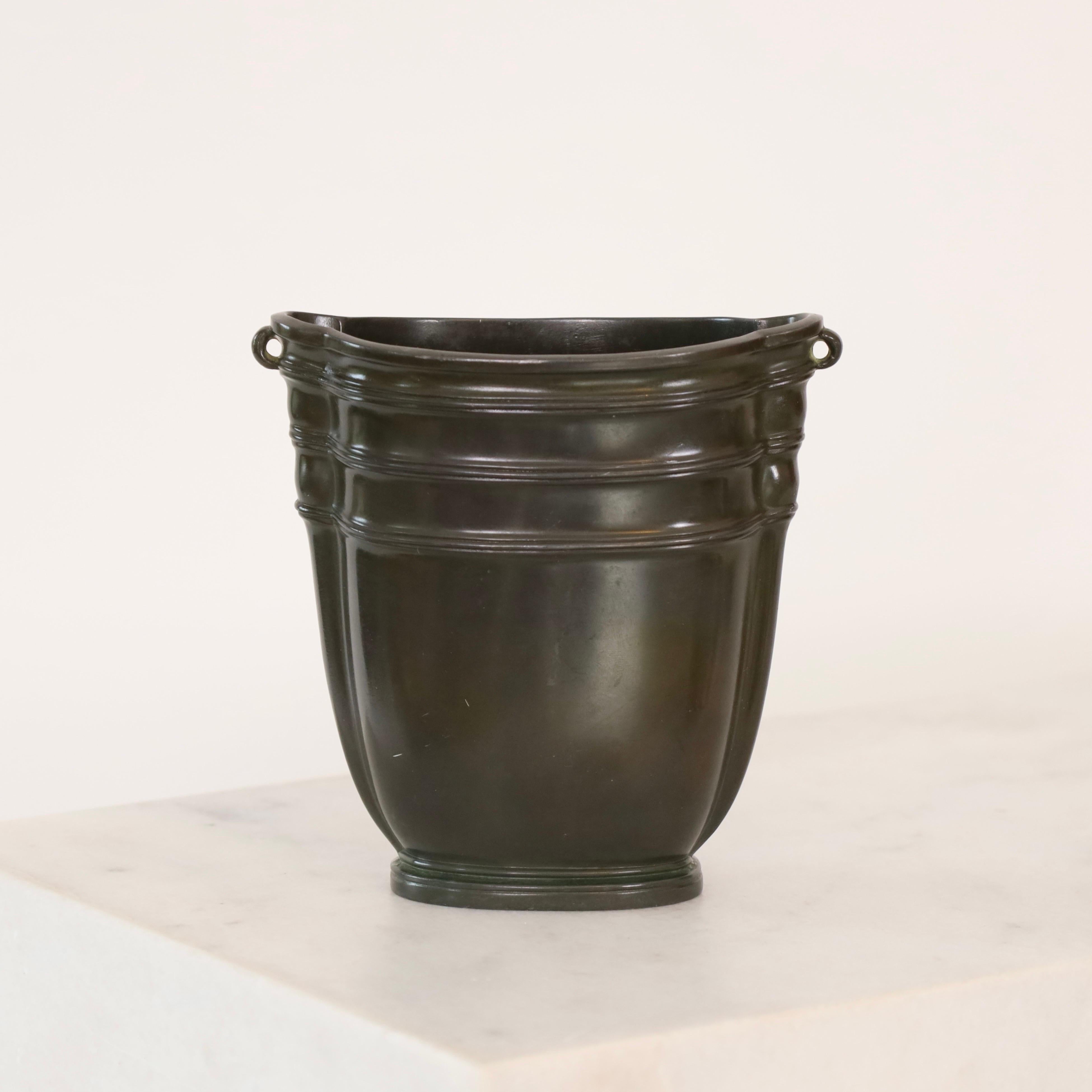 Un vaso degli anni '40 realizzato da Just Andersen. È in condizioni raramente buone ed è un pezzo davvero elegante per un luogo bellissimo. 

* Un vaso di metallo con linee orizzontali
* Produttore: Just Andersen
* Model No: D2354 (timbro 
