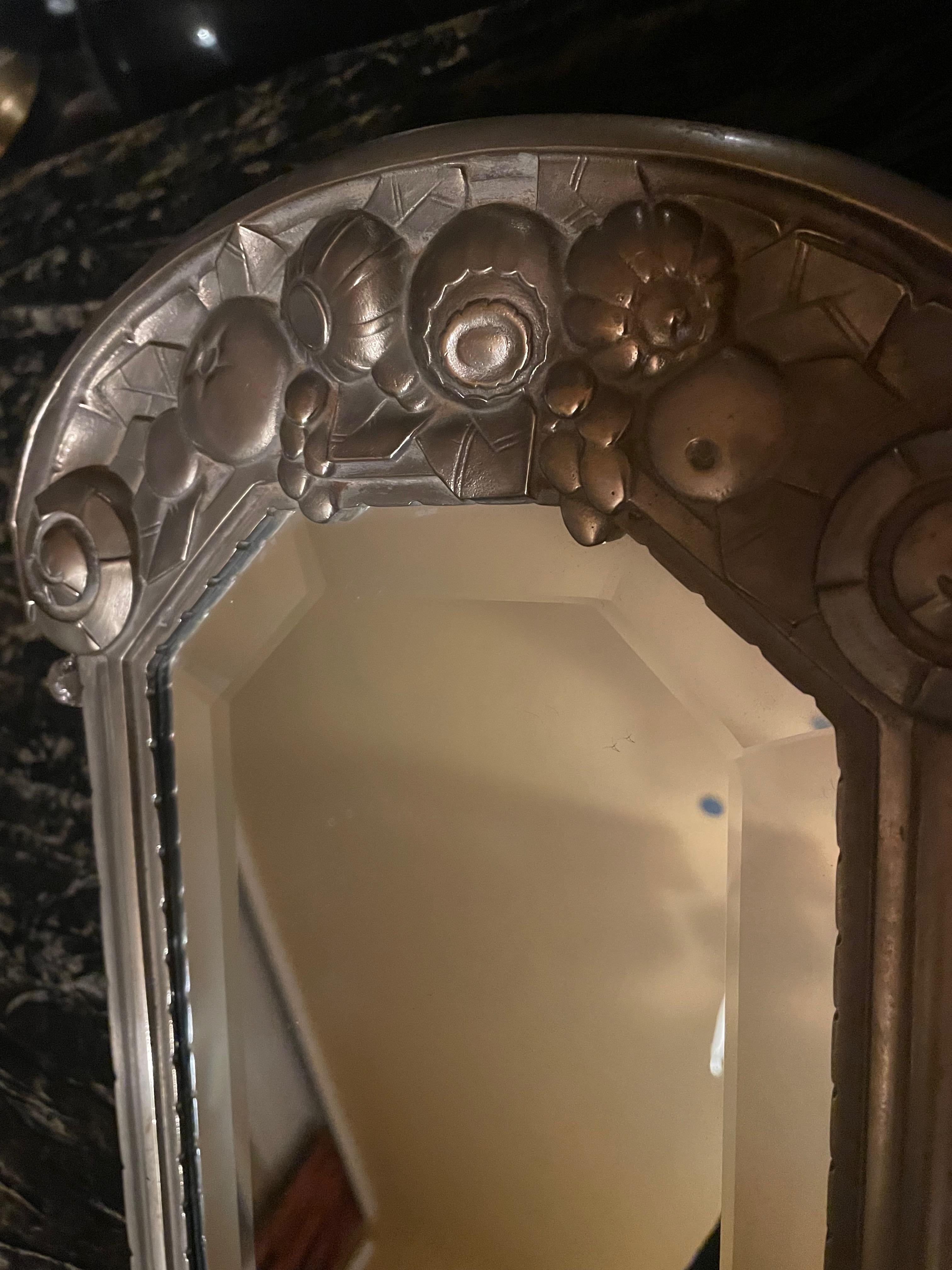 Eleganter Art Déco Wandspiegel. Design/One Frankreich 1920er Jahre. (Metallarbeit) im Angebot