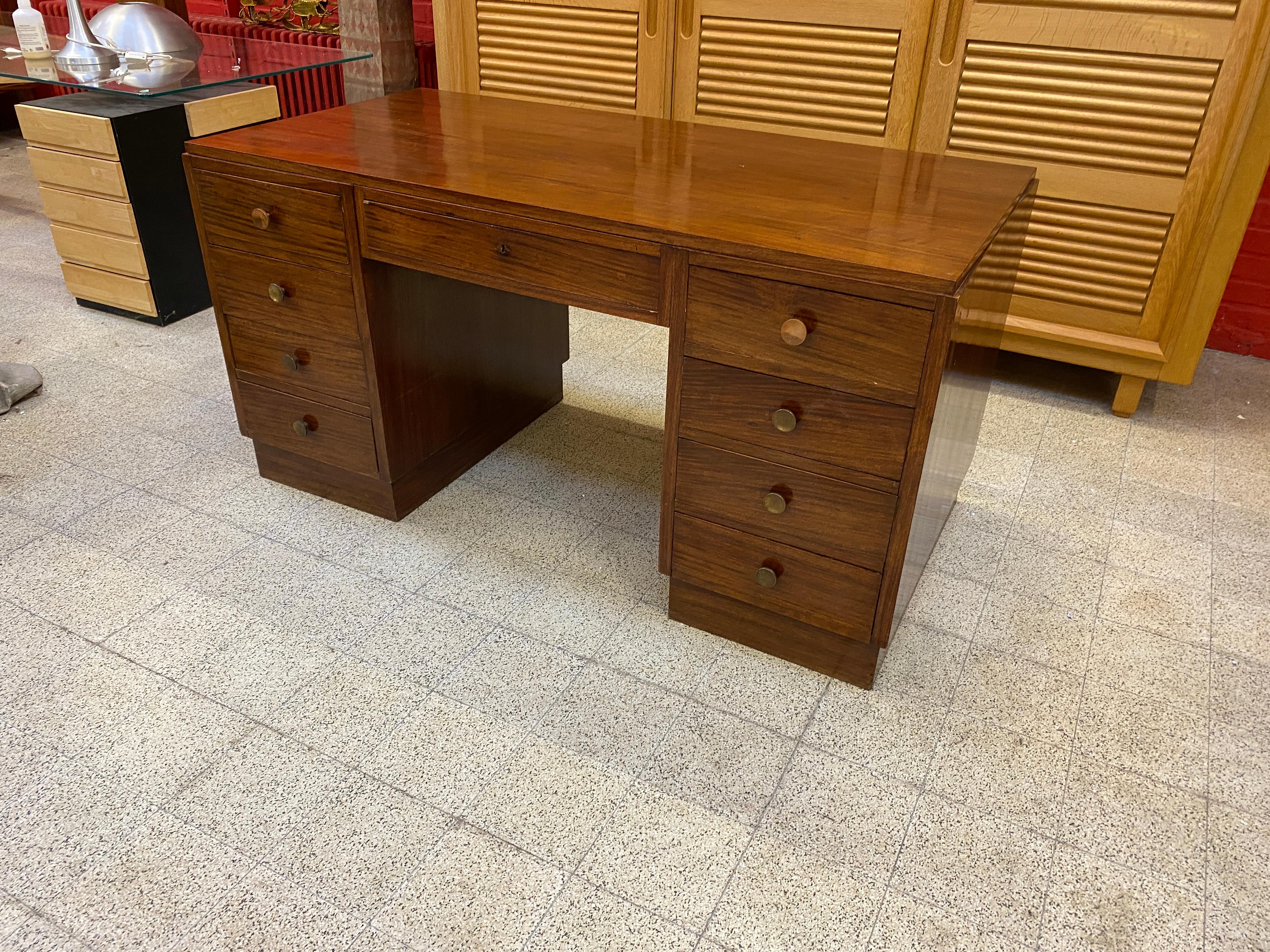 Elegant Art Deco Walnut Desk, circa 1930
Good general condition, varnish to review, and handles to repollier.