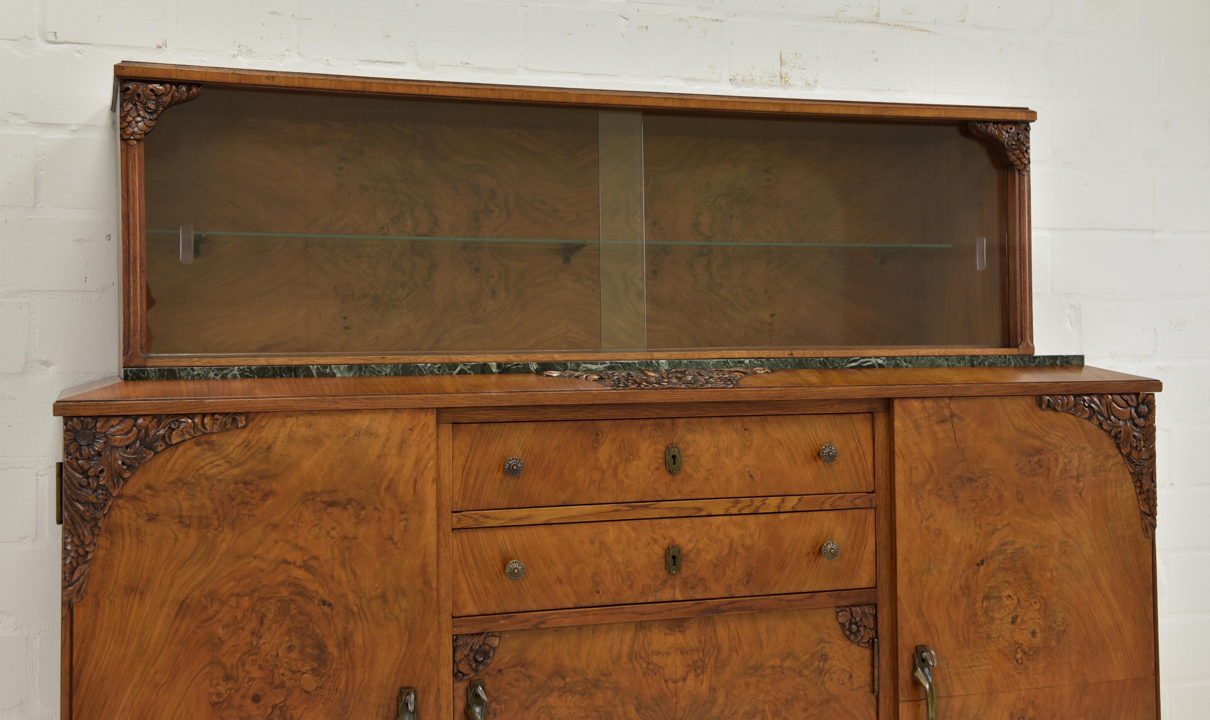 Elegantes Art-Déco-Sideboard aus Nussbaumholz mit Glasplatte im Art déco-Stil (Item-Nr. J-0645) im Angebot 2