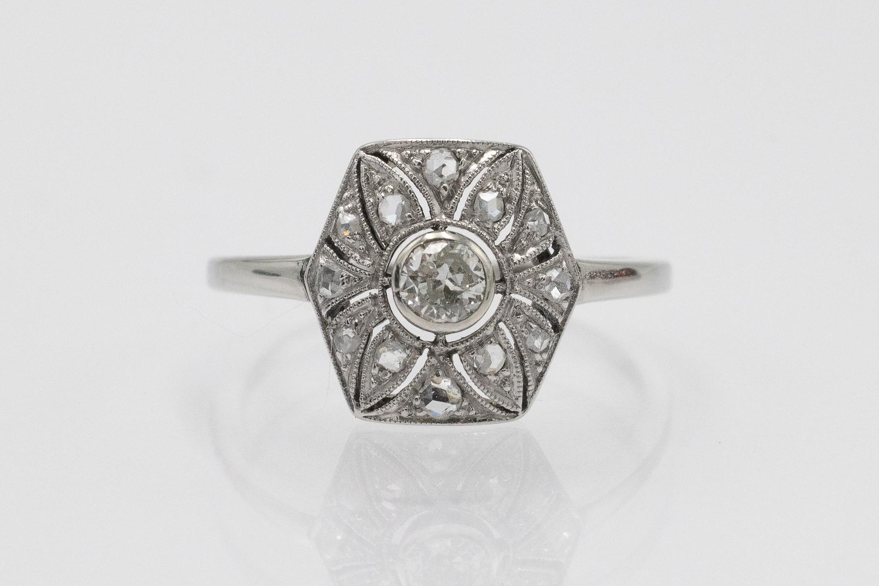 Taglio antico europeo Elegante anello Art Deco in oro bianco con diamanti, Austria-Ungheria, Pest, anni '20 in vendita