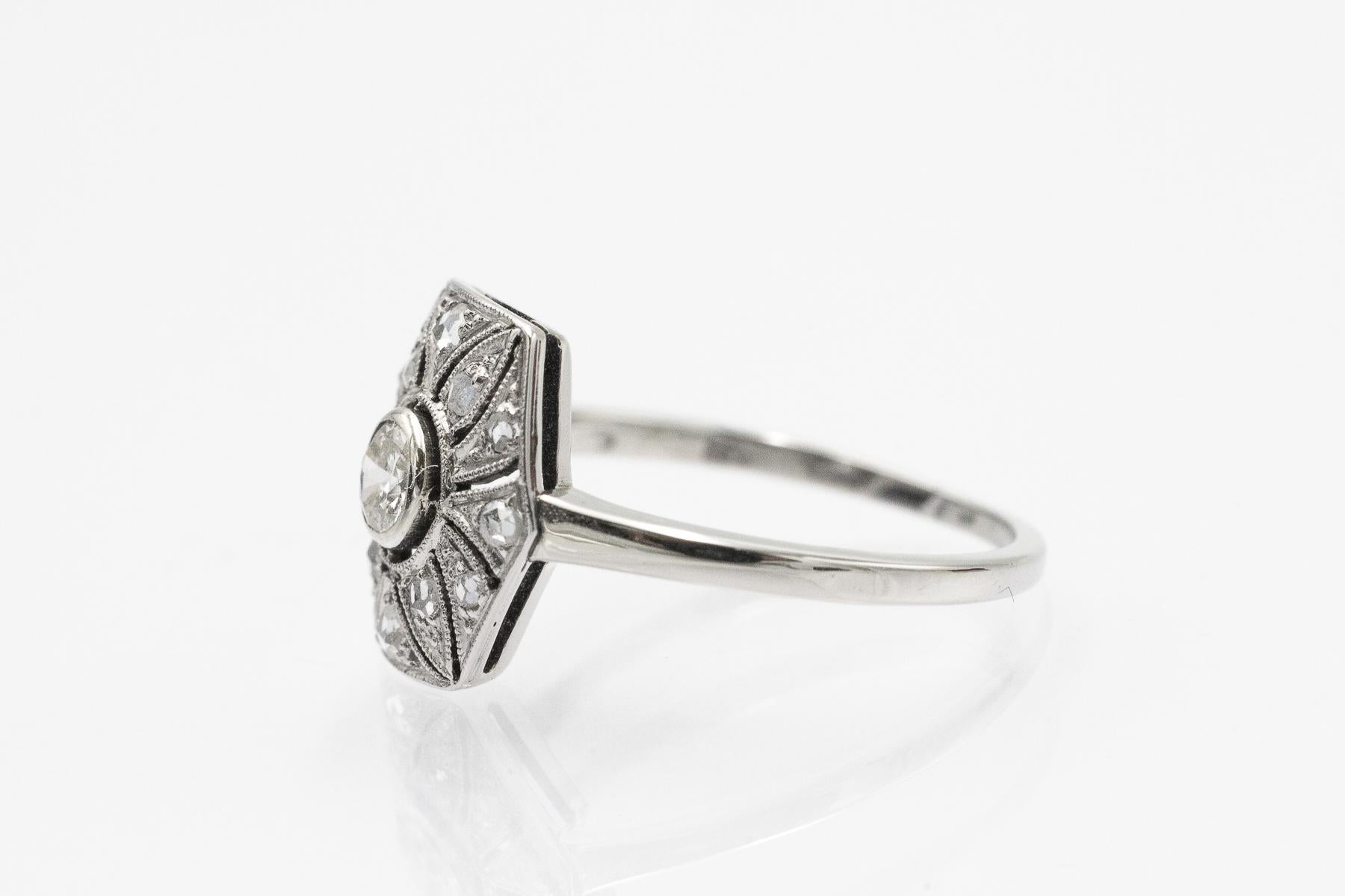 Elegante anello Art Deco in oro bianco con diamanti, Austria-Ungheria, Pest, anni '20 In condizioni buone in vendita a Chorzów, PL
