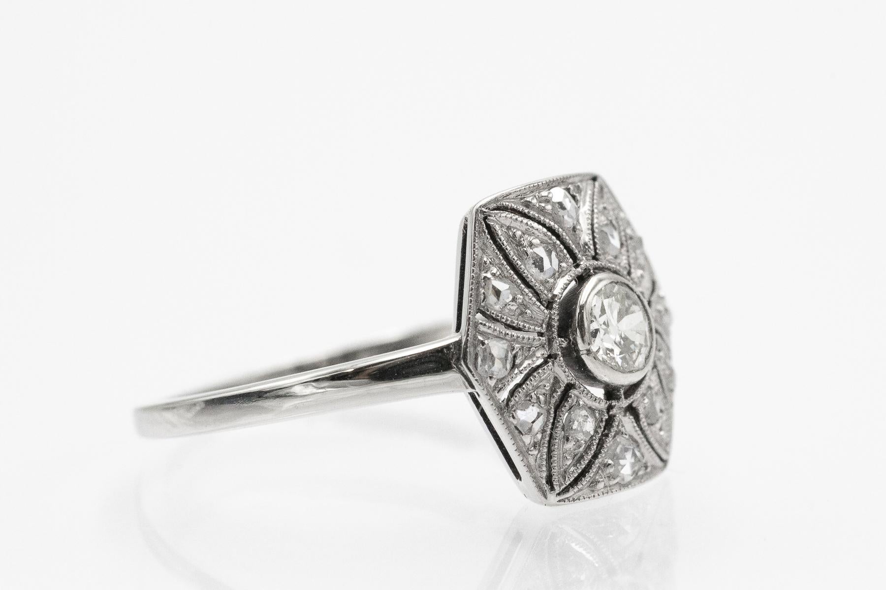 Donna Elegante anello Art Deco in oro bianco con diamanti, Austria-Ungheria, Pest, anni '20 in vendita
