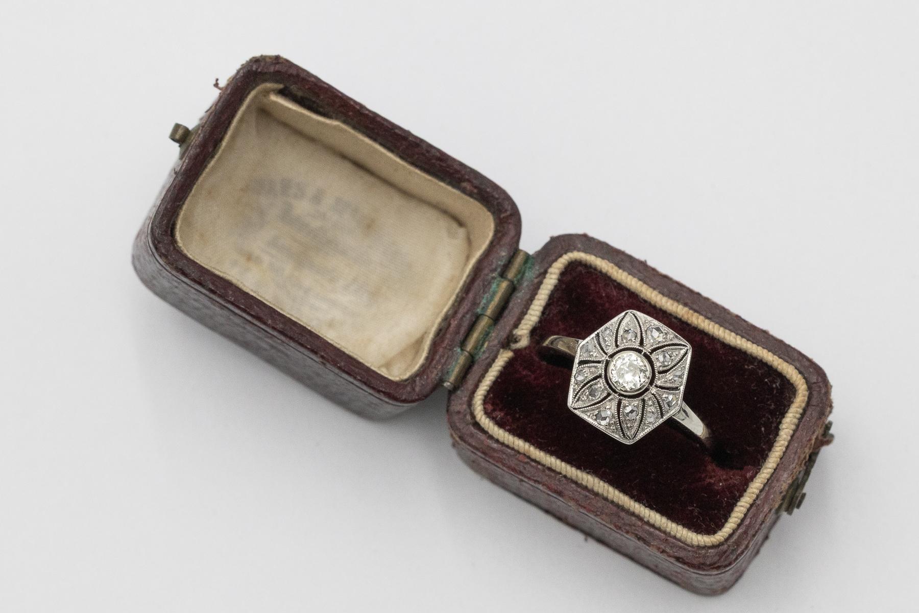 Elegante anello Art Deco in oro bianco con diamanti, Austria-Ungheria, Pest, anni '20 in vendita 1