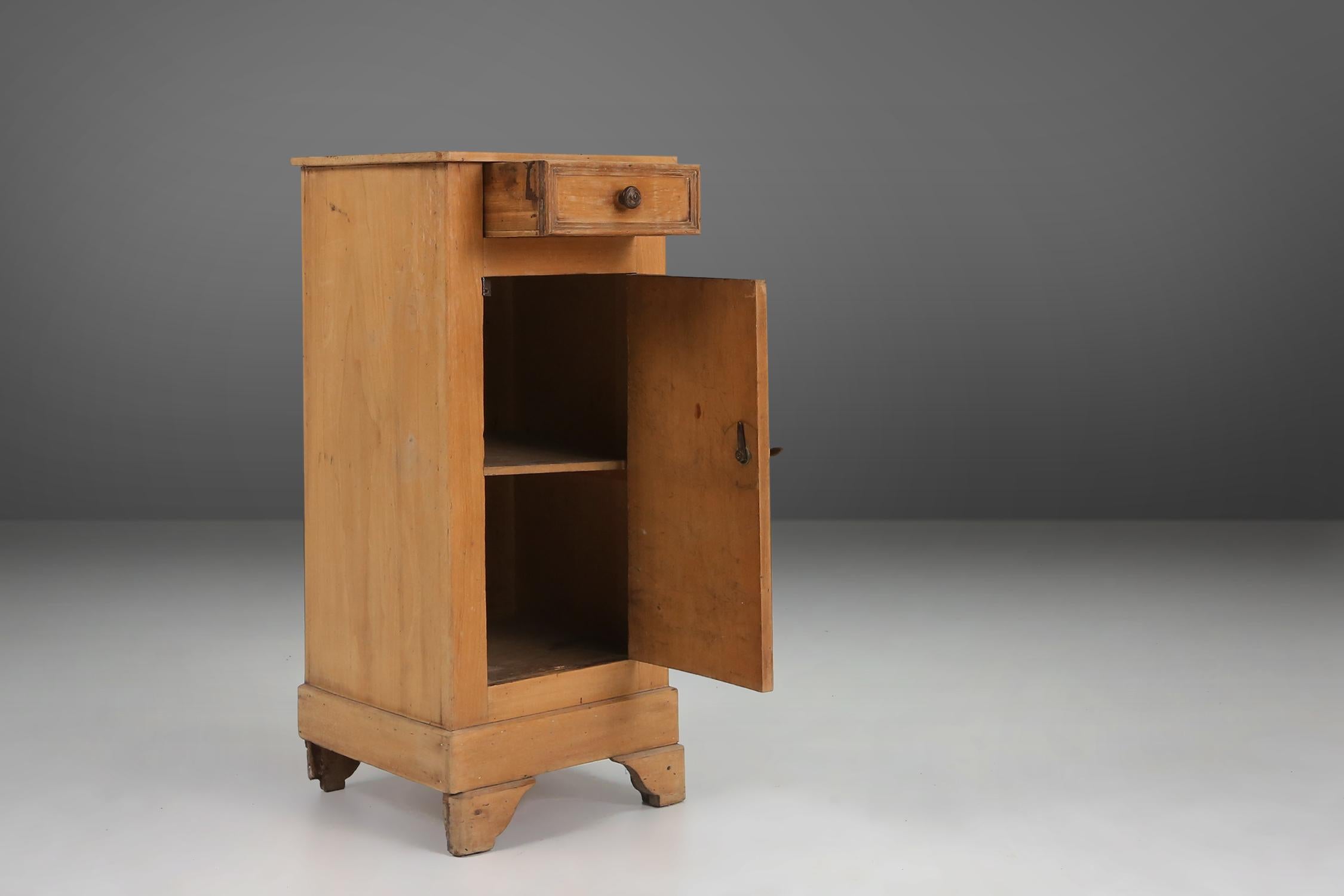 Elegant Art Deco wooden nightstand with drawer, France 1930s In Good Condition For Sale In Meulebeke, BE
