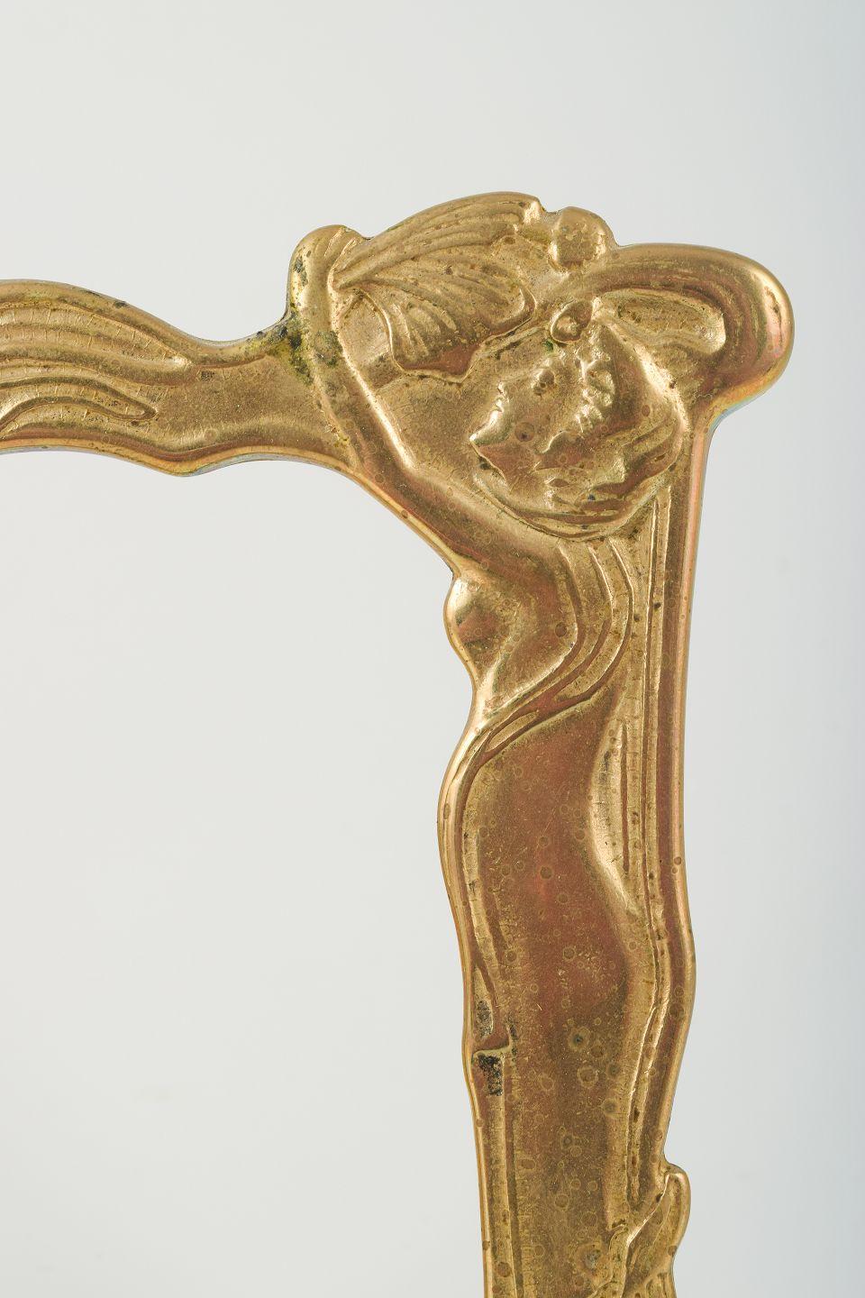 I PRODOTTI USATI SONO ESENTI DA TARIFFE DI IMPORTAZIONE PER I CLIENTI STATUNITENSI, BRITANNICI, AUSTRALIANI E CANADESI.   
PERTANTO, AL TUO ACQUISTO NON SI APPLICHERANNO TARIFFE DI IMPORTAZIONE. 

Eleganza della cornice in ottone Art Nouveau con