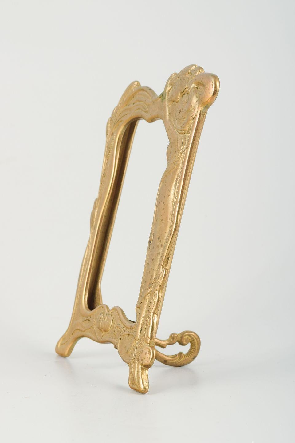 Inizio XX secolo Eleganza della cornice in ottone Art Nouveau con figura femminile, 1900 circa. in vendita