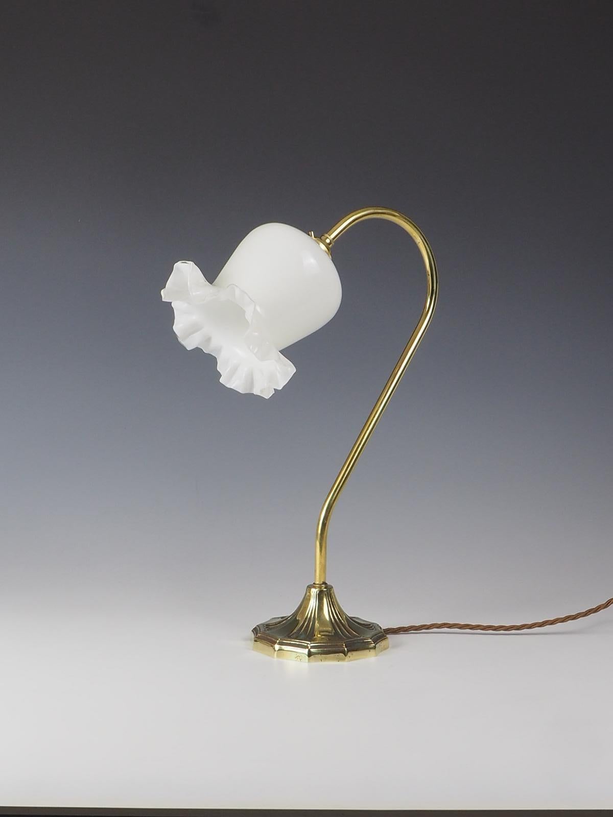 Rehaussez votre espace avec le charme exquis de notre Elegant Art Nouveau Swan Neck Table Lamp with Shade. Cette lampe étonnante allie sans effort la beauté de l'Art nouveau à une fonctionnalité pratique. Dotée d'un élégant col de cygne en laiton