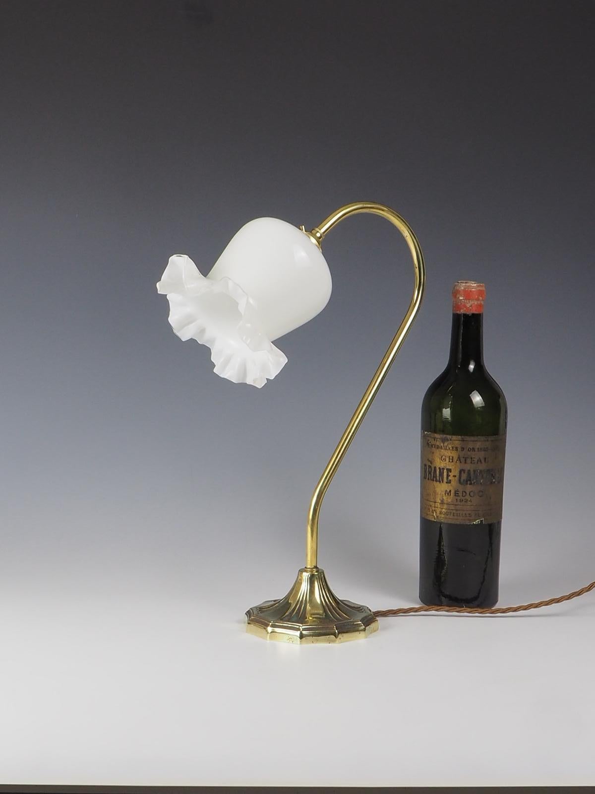 Art nouveau Elegance Art Nouveau Lampe de table à col de cygne avec abat-jour en vente