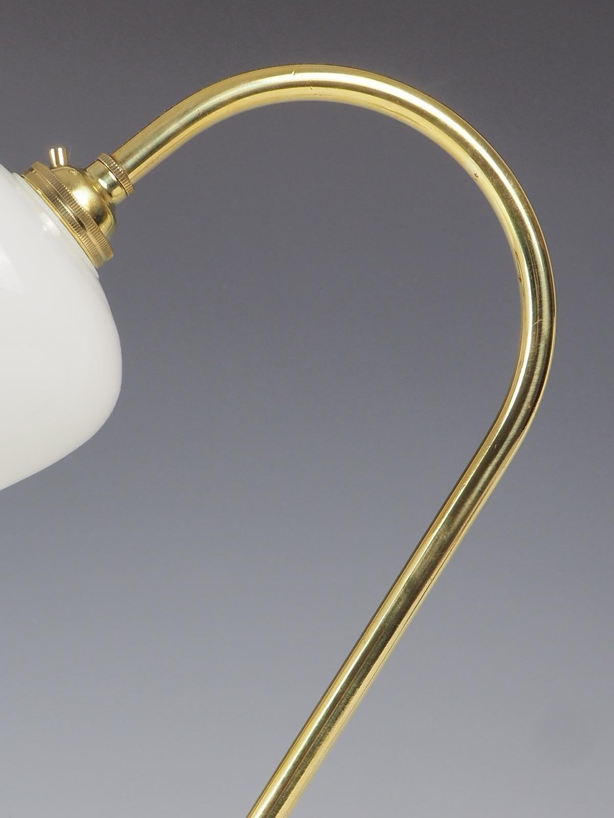 Laiton Elegance Art Nouveau Lampe de table à col de cygne avec abat-jour en vente