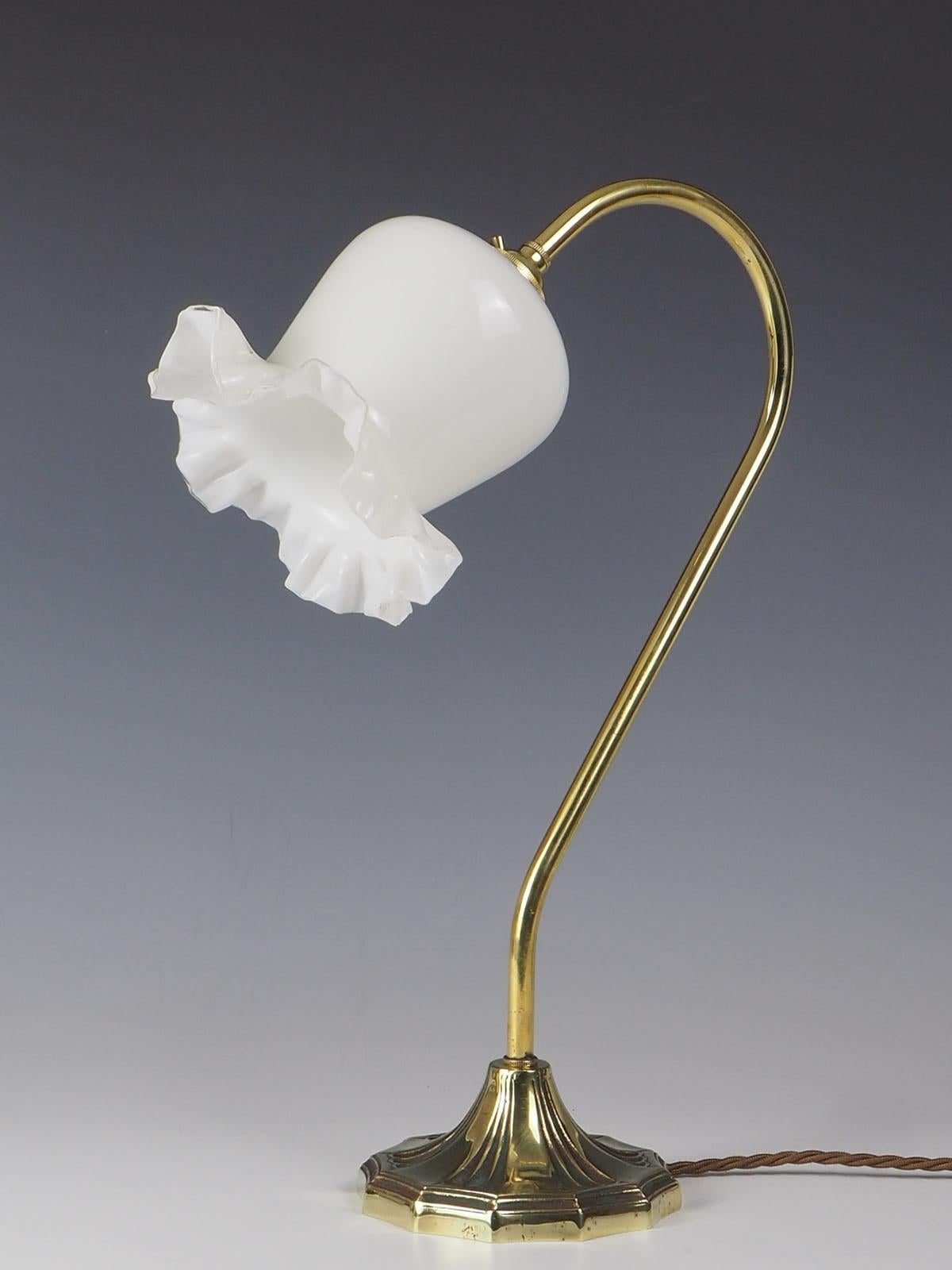 Elegance Art Nouveau Lampe de table à col de cygne avec abat-jour en vente 2