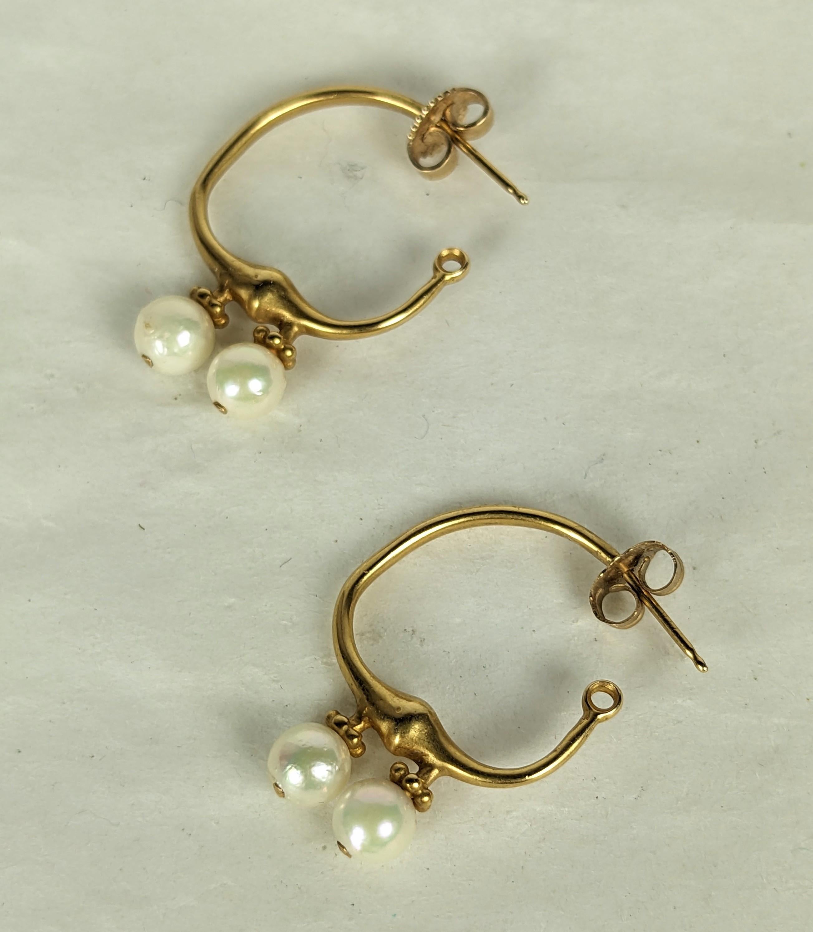 Elegante Artisan Gold- und Perlenohrringe aus den 1980er Jahren aus 14-karätigem Gold mit Zuchtperlen. Handgefertigt aus mattiertem 14-karätigem Gold in einer abstrahierten antiken Ringform mit durchbrochenen Beschlägen. 1