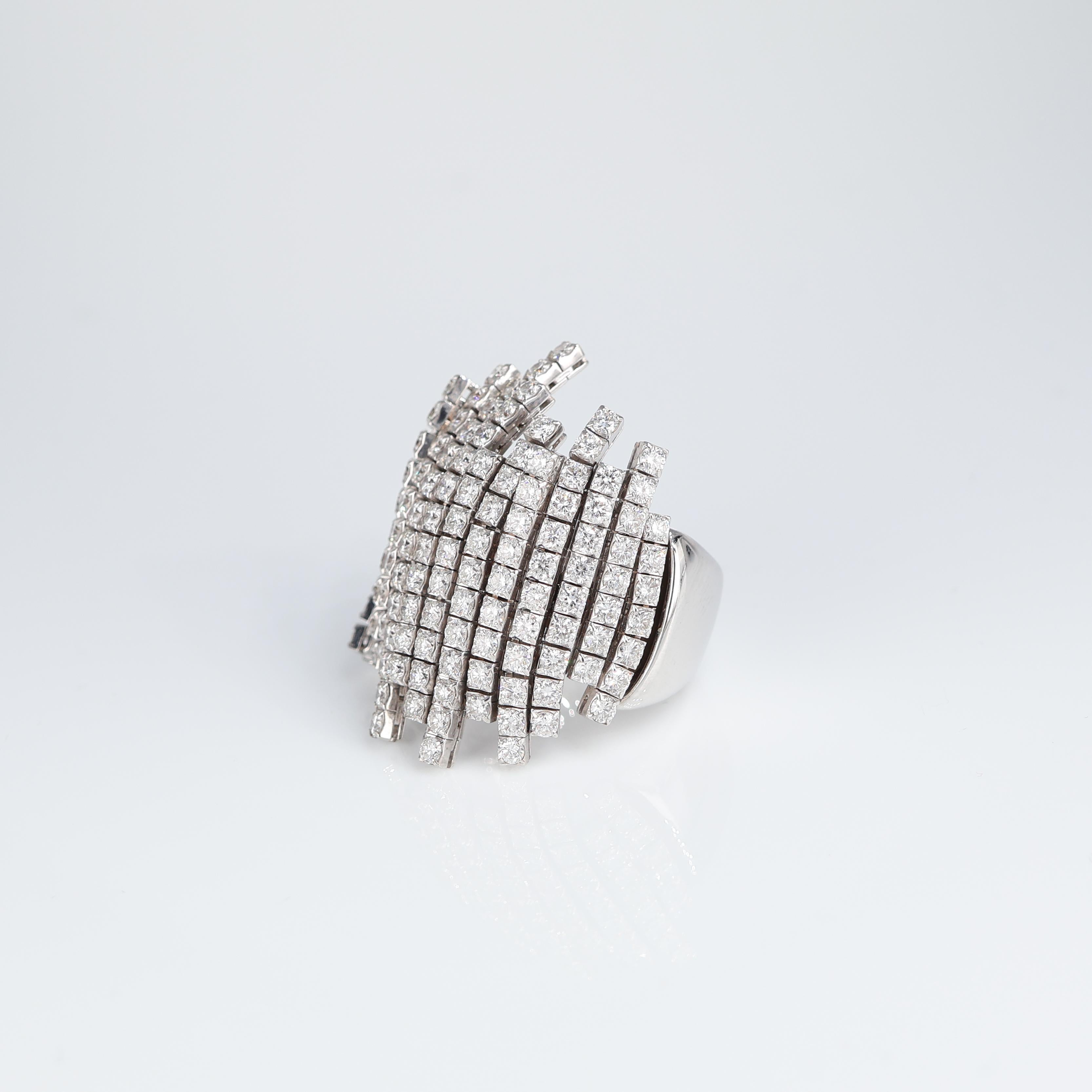 Elegant Asymmetrical White Gold Diamond Pave Ring In New Condition For Sale In Bergamo, BG