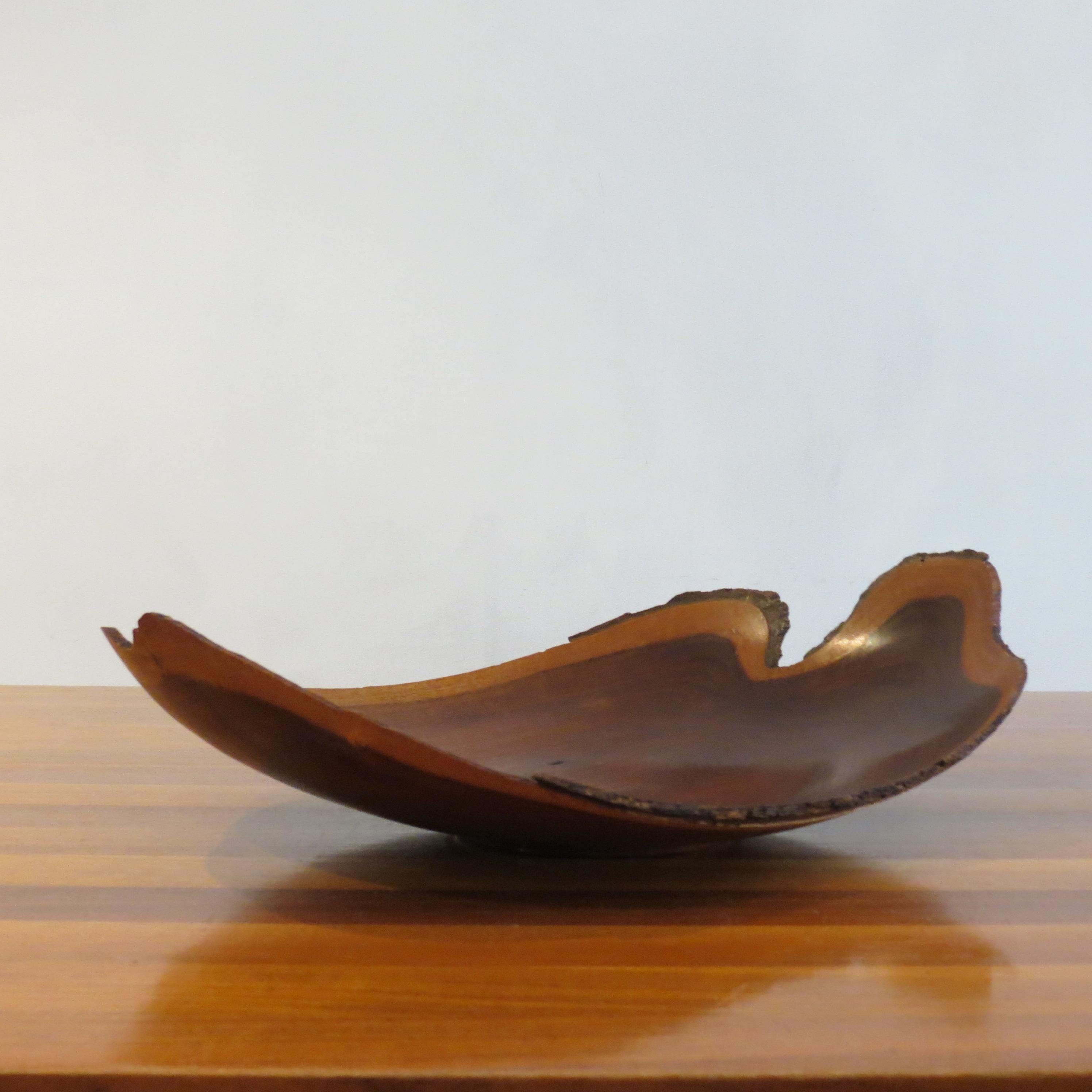 Elegant hand produced decorative bowl. The bowl has been very finely hand turned from Acacia Implexa. Originally from Australia, stamped to the underside J Willcock Goomalibee Lightwood Acacia Implexa. Dates from the 1990s.
Wonderful floating form.