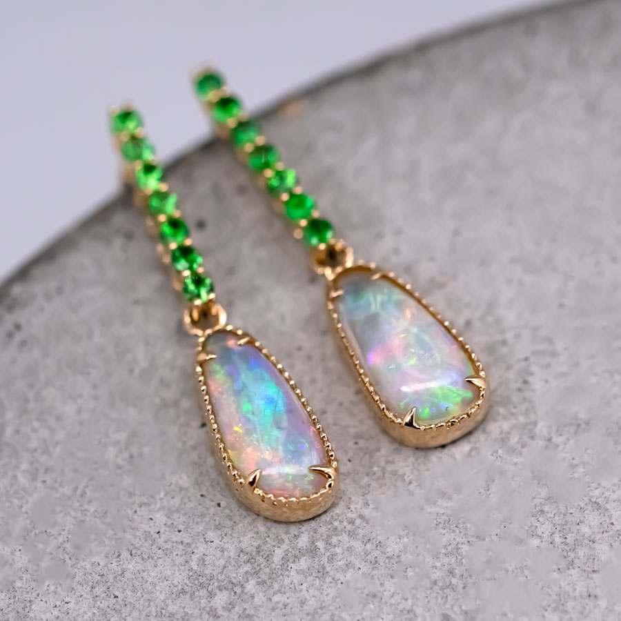 Eleganti orecchini a goccia con conchiglia fossile australiana e tsavorite in oro giallo 18 carati.


Spedizione nazionale gratuita USPS di prima classe! Borsa o scatola regalo in omaggio con ogni ordine!

L'opale, la regina delle gemme, è una delle