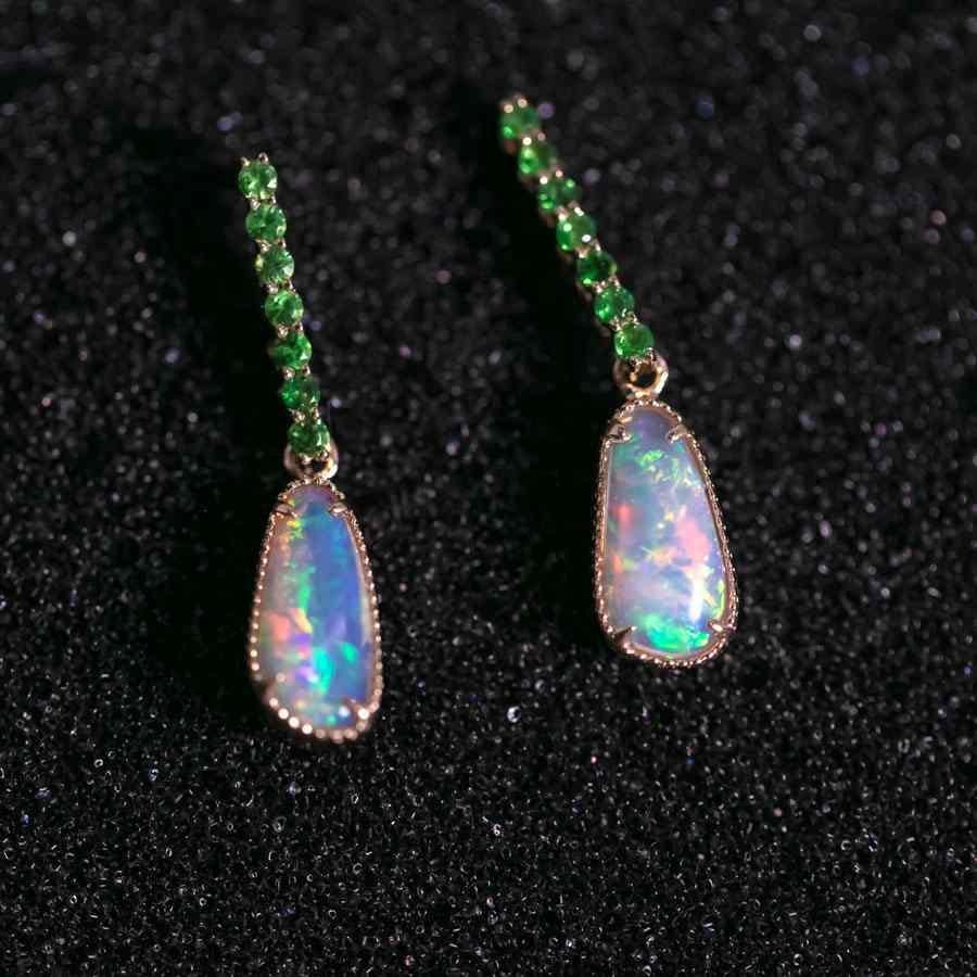 Taglio brillante Eleganza degli orecchini a goccia con conchiglia fossile australiana e tsavorite in oro giallo 18 carati in vendita