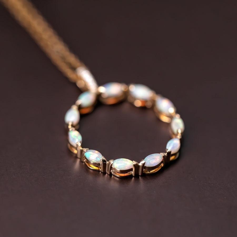 Eleganza della collana con ciondolo di diamante e opale solido australiano in oro giallo 18 carati.


Spedizione nazionale gratuita USPS di prima classe! Borsa o scatola regalo in omaggio con ogni ordine!

L'opale, la regina delle gemme, è una delle