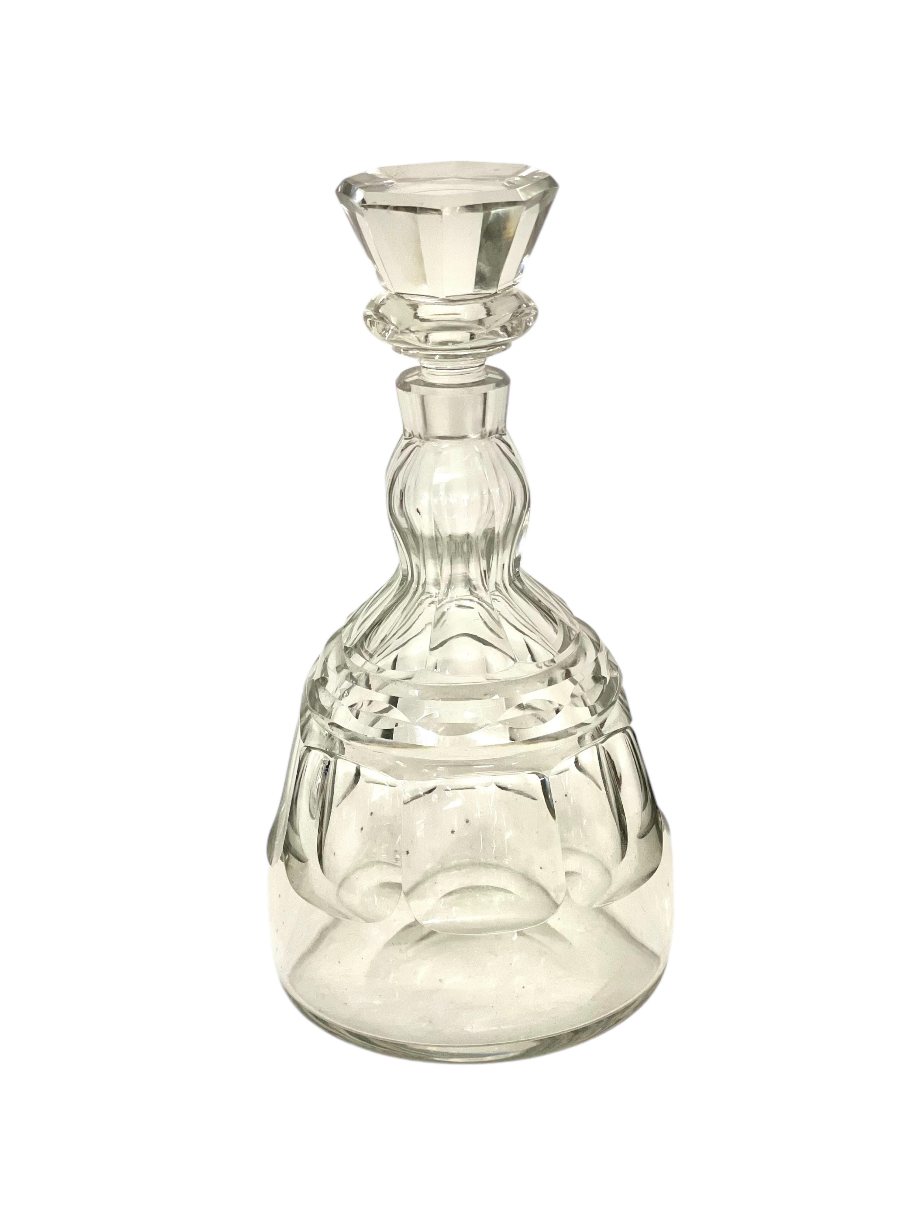 Este elegante decantador de cristal de Baccarat es un testimonio de la sofisticación atemporal y la artesanía por las que es conocida la marca. Fabricada en el siglo XX, esta exquisita pieza presenta un diseño de cristal bellamente tallado que