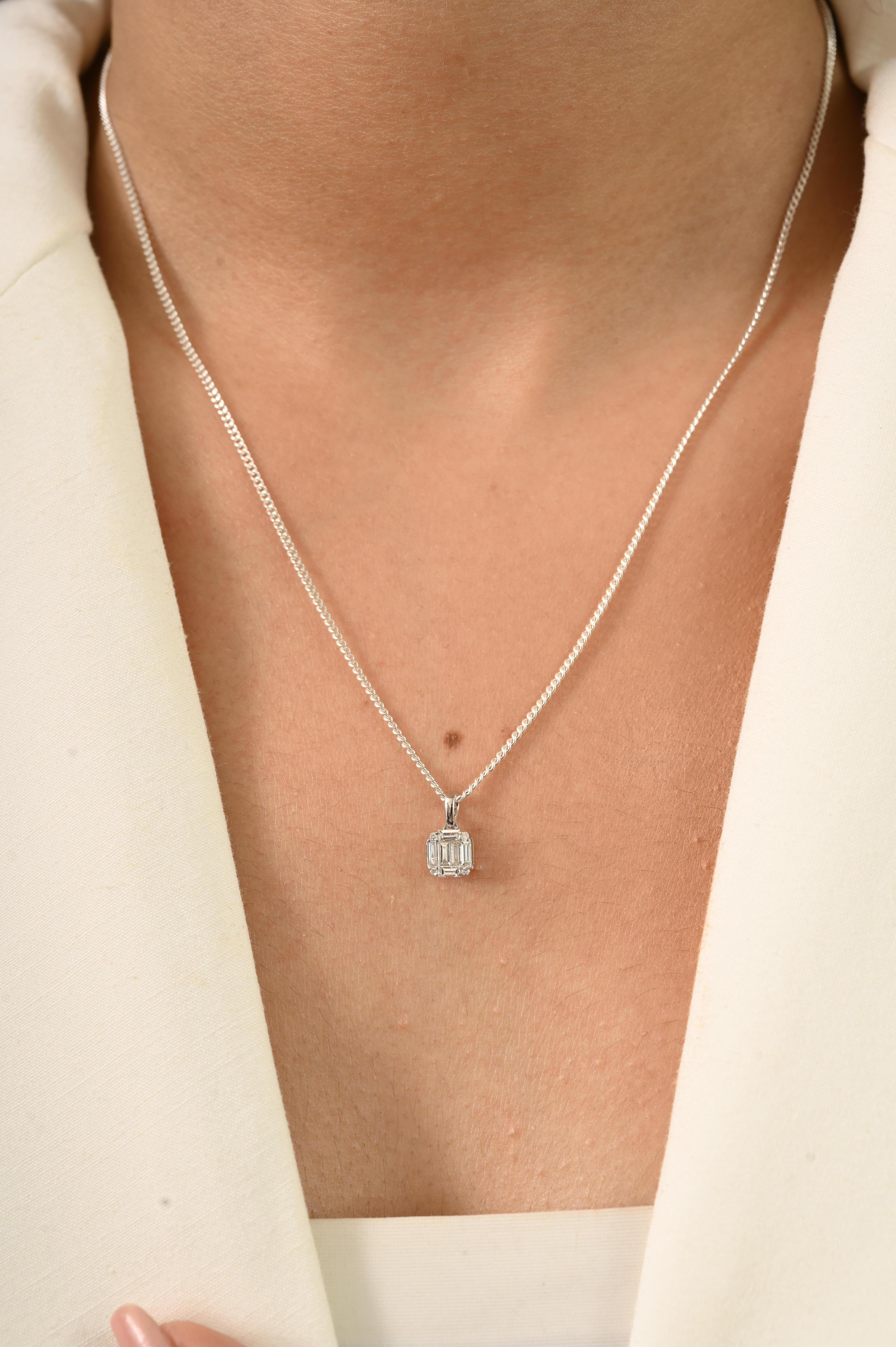 Dieser elegante Anhänger ist mit einer atemberaubenden Ansammlung von Diamanten im Baguette- und Rundschliff von insgesamt 0,26 Karat besetzt.  Sie sind wunderschön in eine 18-karätige Fassung aus massivem Weißgold eingefasst und wirken zeitlos und