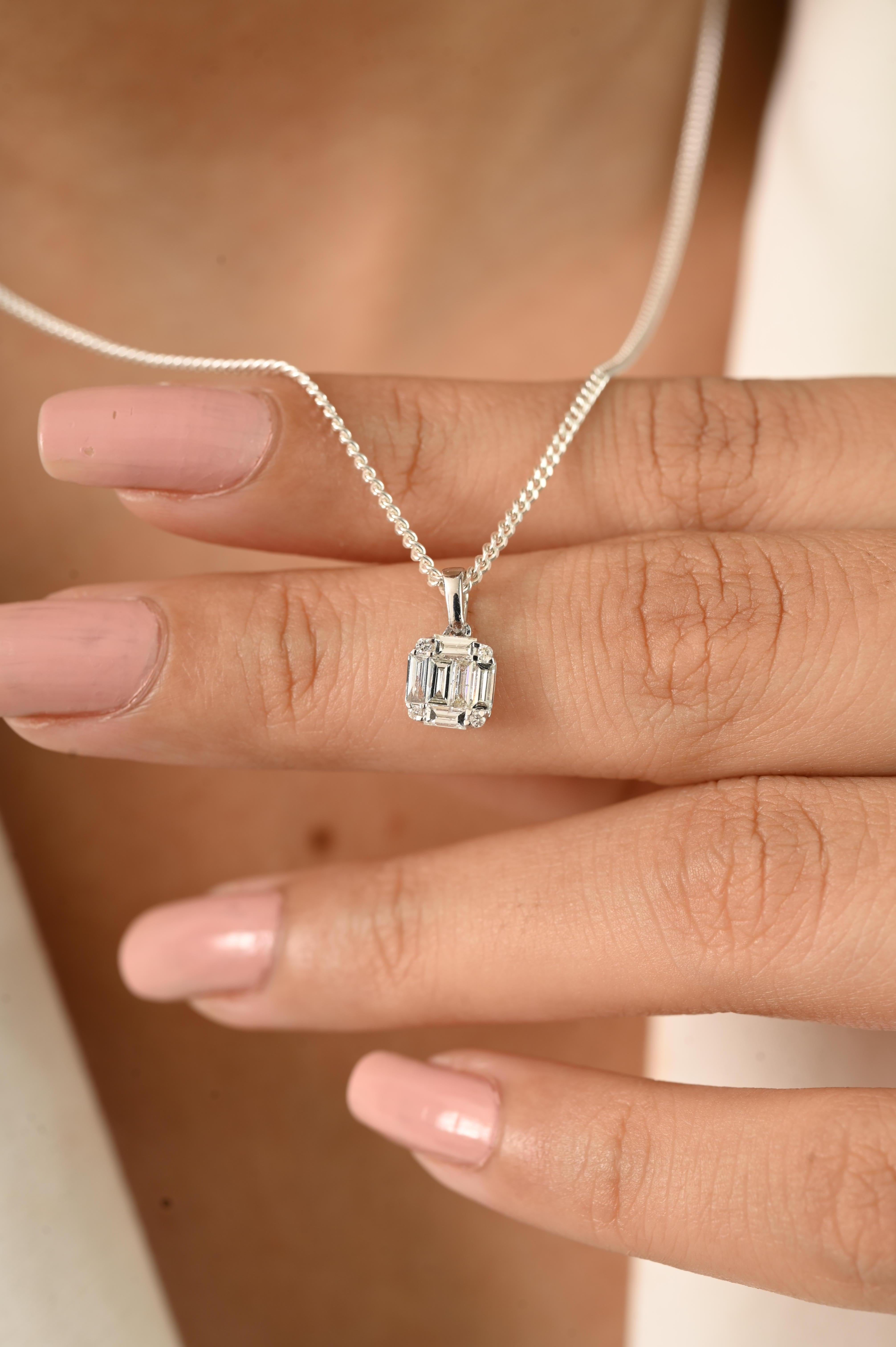Eleganter Baguette- und Rundschliff-Diamant-Cluster-Anhänger aus massivem 18-karätigem Weißgold (Baguetteschliff) im Angebot