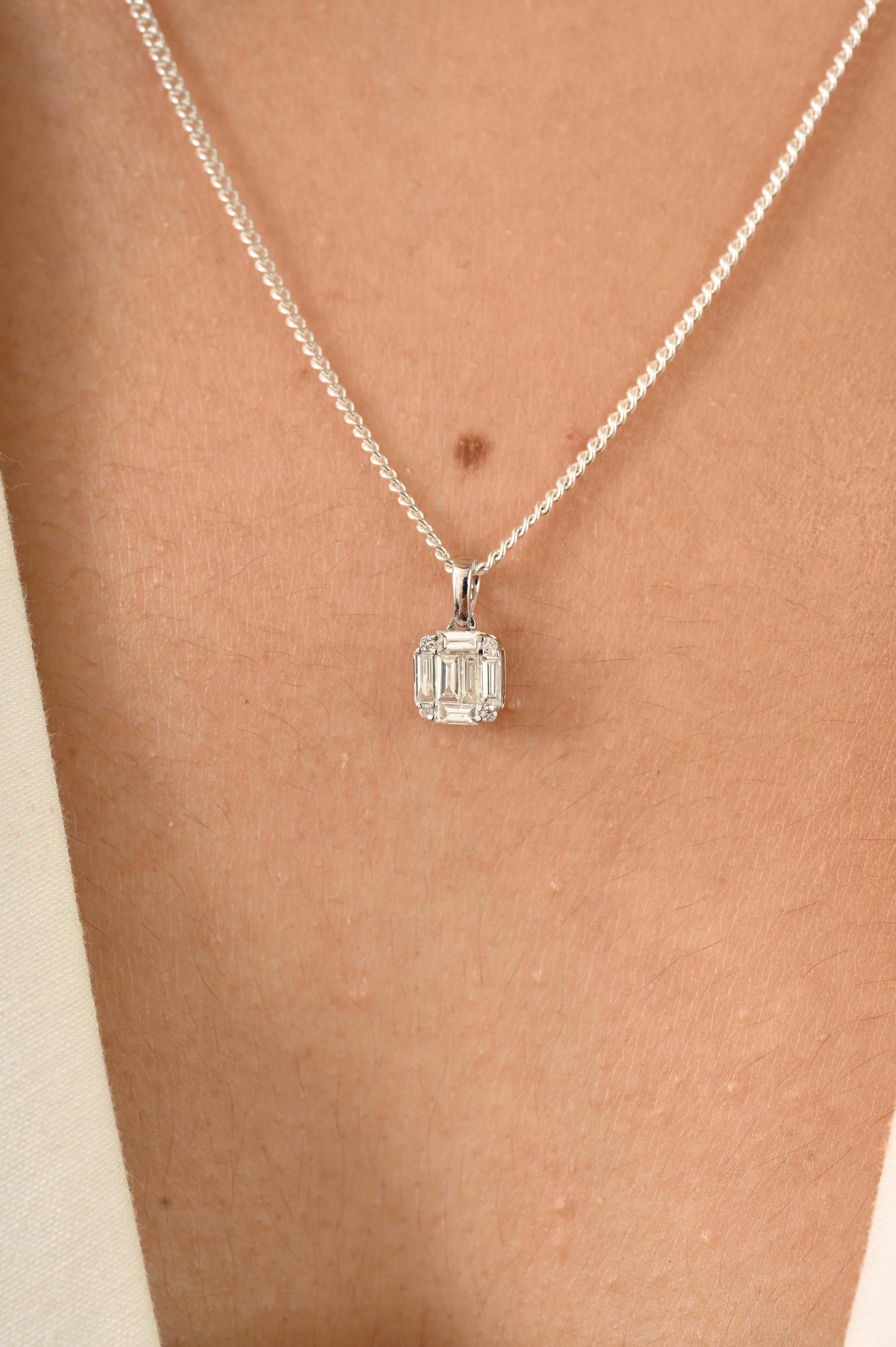 Eleganter Baguette- und Rundschliff-Diamant-Cluster-Anhänger aus massivem 18-karätigem Weißgold Damen im Angebot