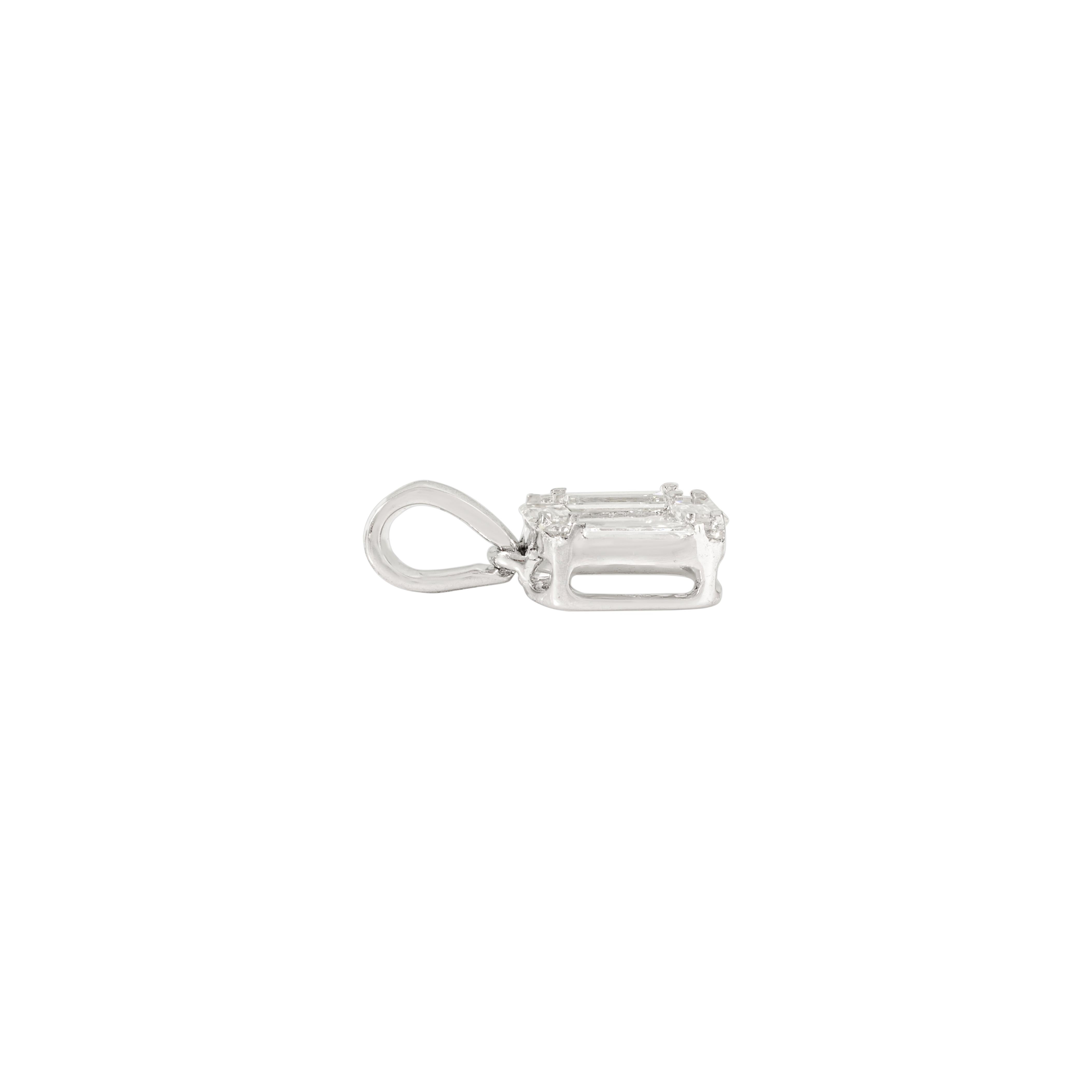 Eleganter Baguette- und Rundschliff-Diamant-Cluster-Anhänger aus massivem 18-karätigem Weißgold im Angebot 1