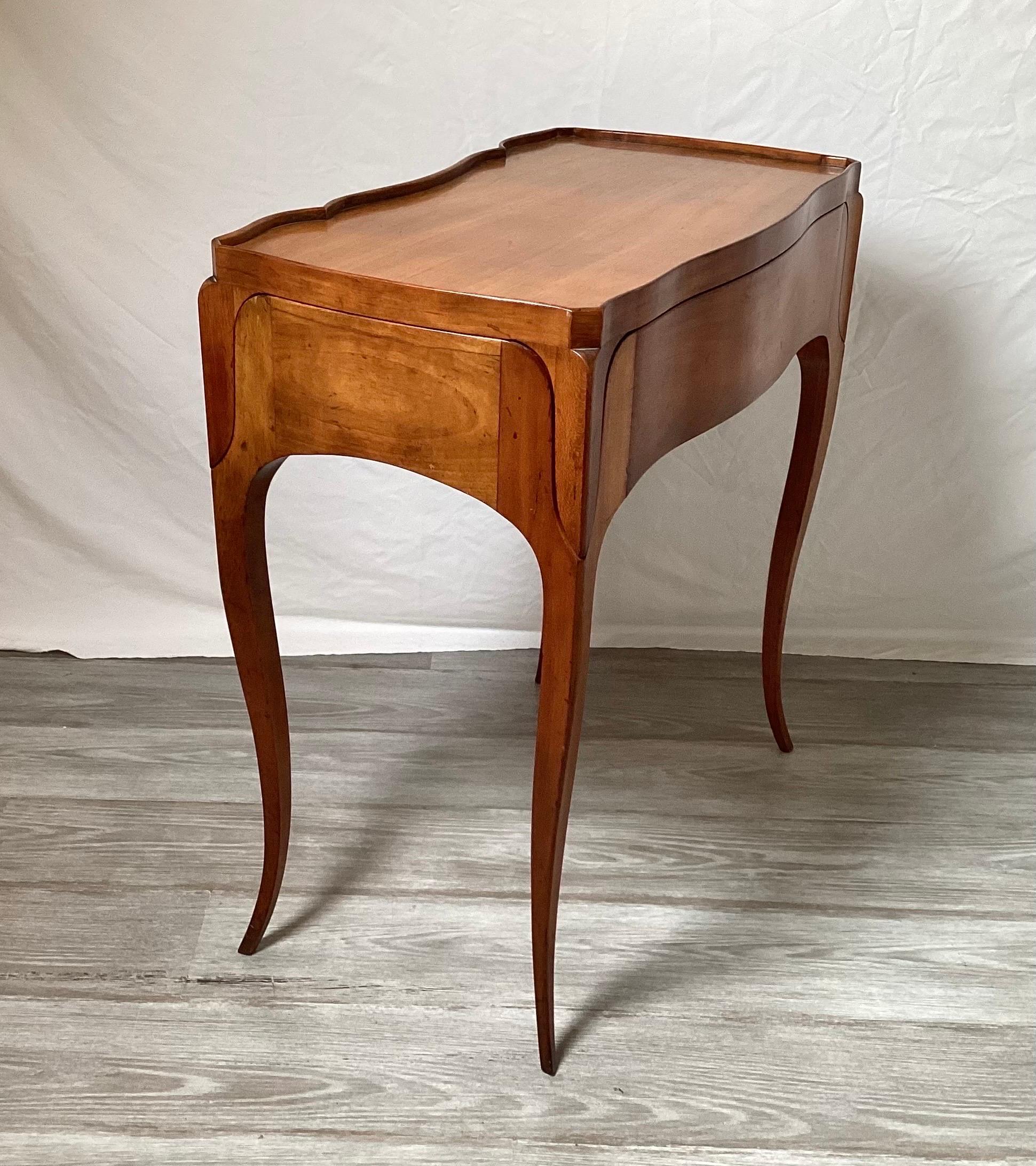 Elegantes Baker Möbel Obstholz Tablett Tisch  im Zustand „Hervorragend“ im Angebot in Lambertville, NJ