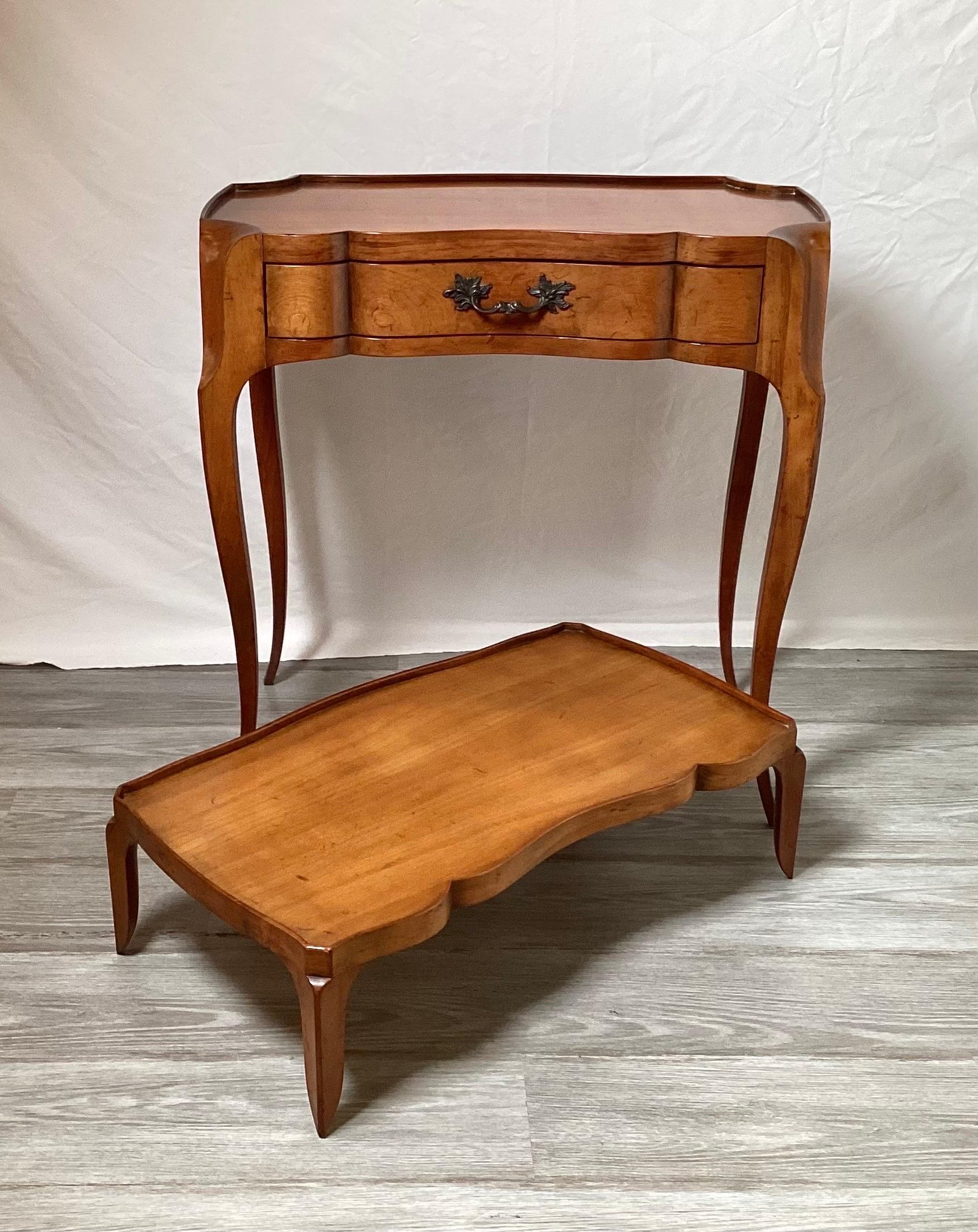 Elegantes Baker Möbel Obstholz Tablett Tisch  (20. Jahrhundert) im Angebot