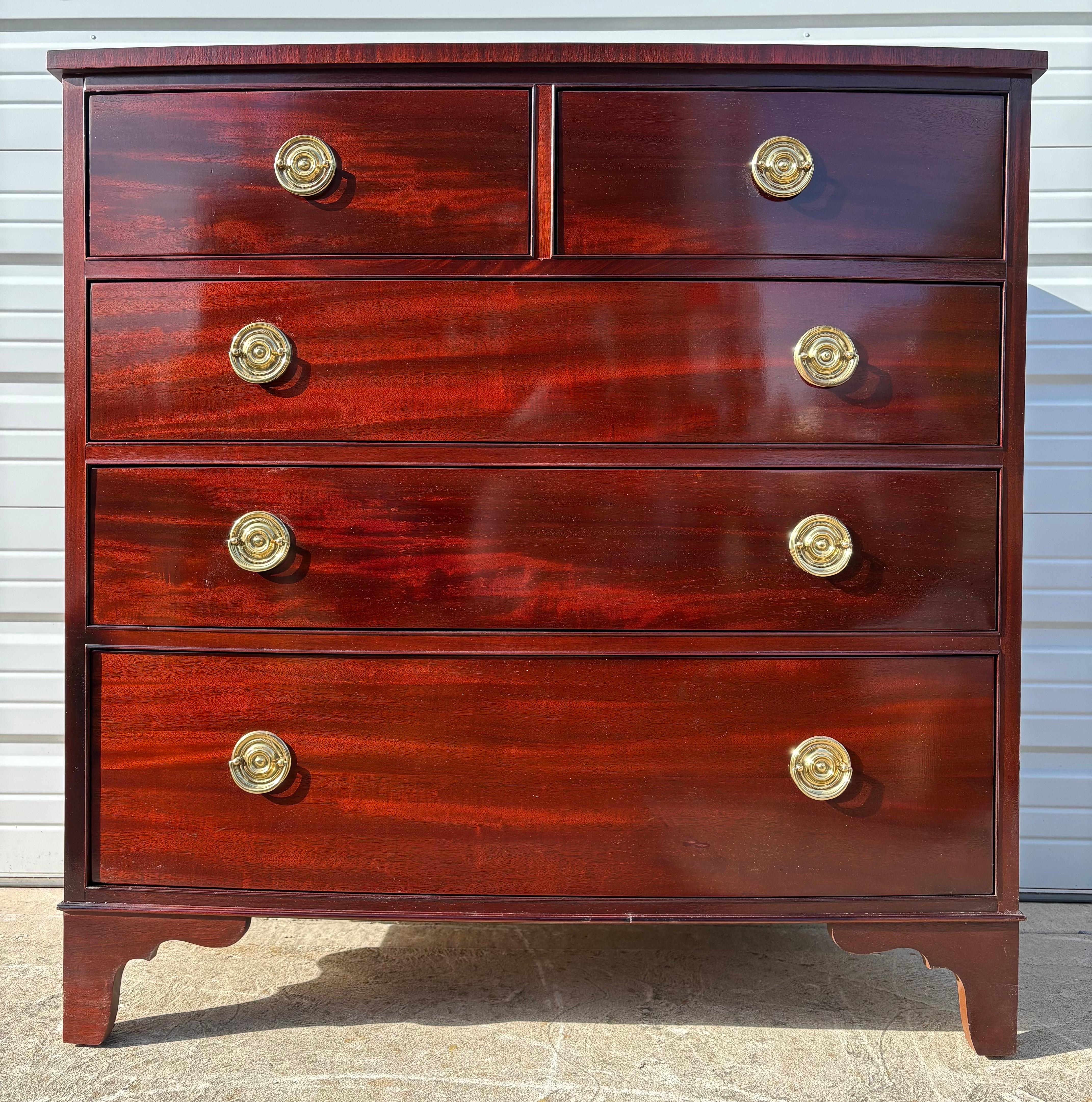 Elegant Baker furniture mahogany chest of drawers en venta 5