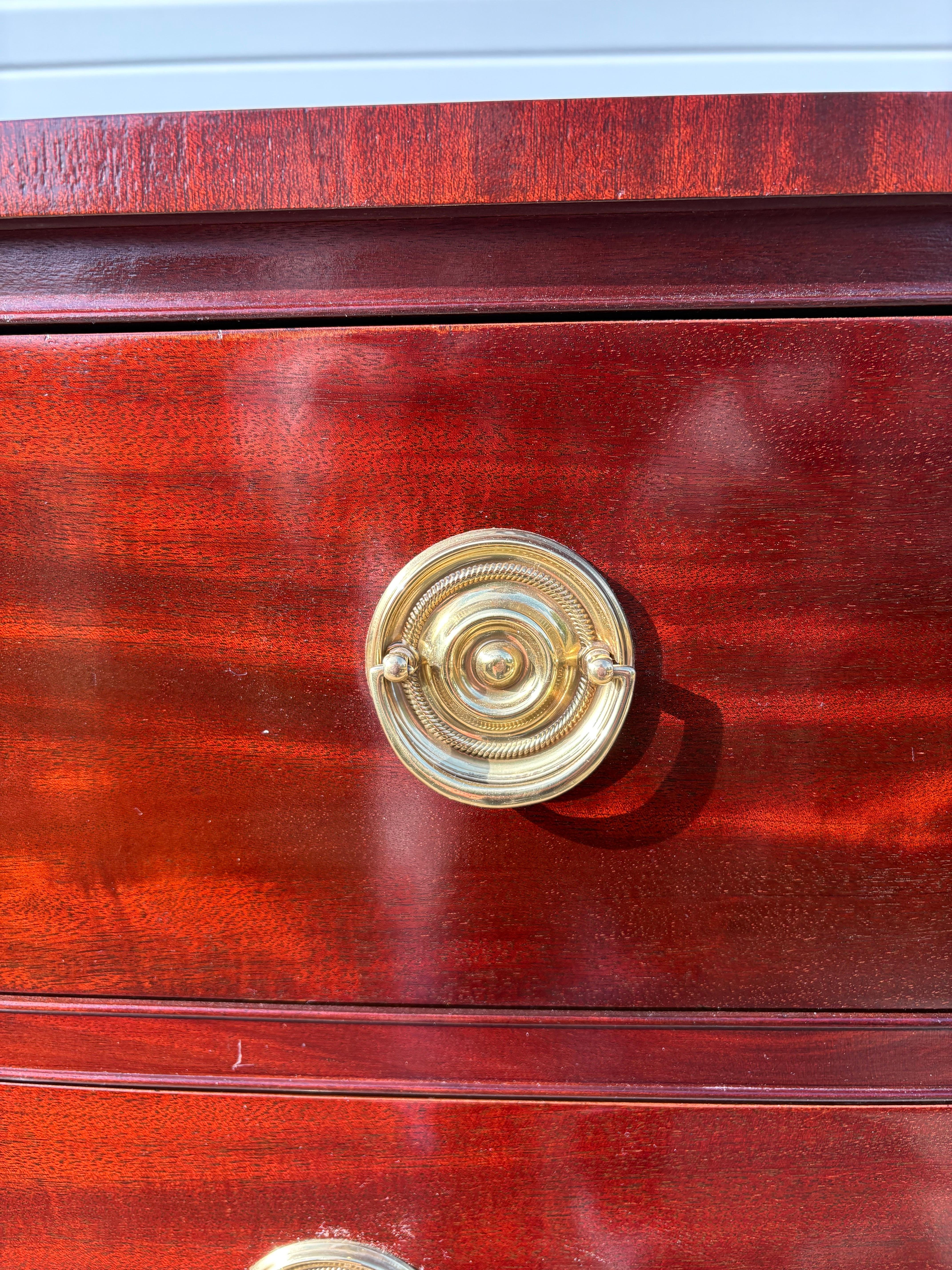 Elegant Baker furniture mahogany chest of drawers finales del siglo XX en venta