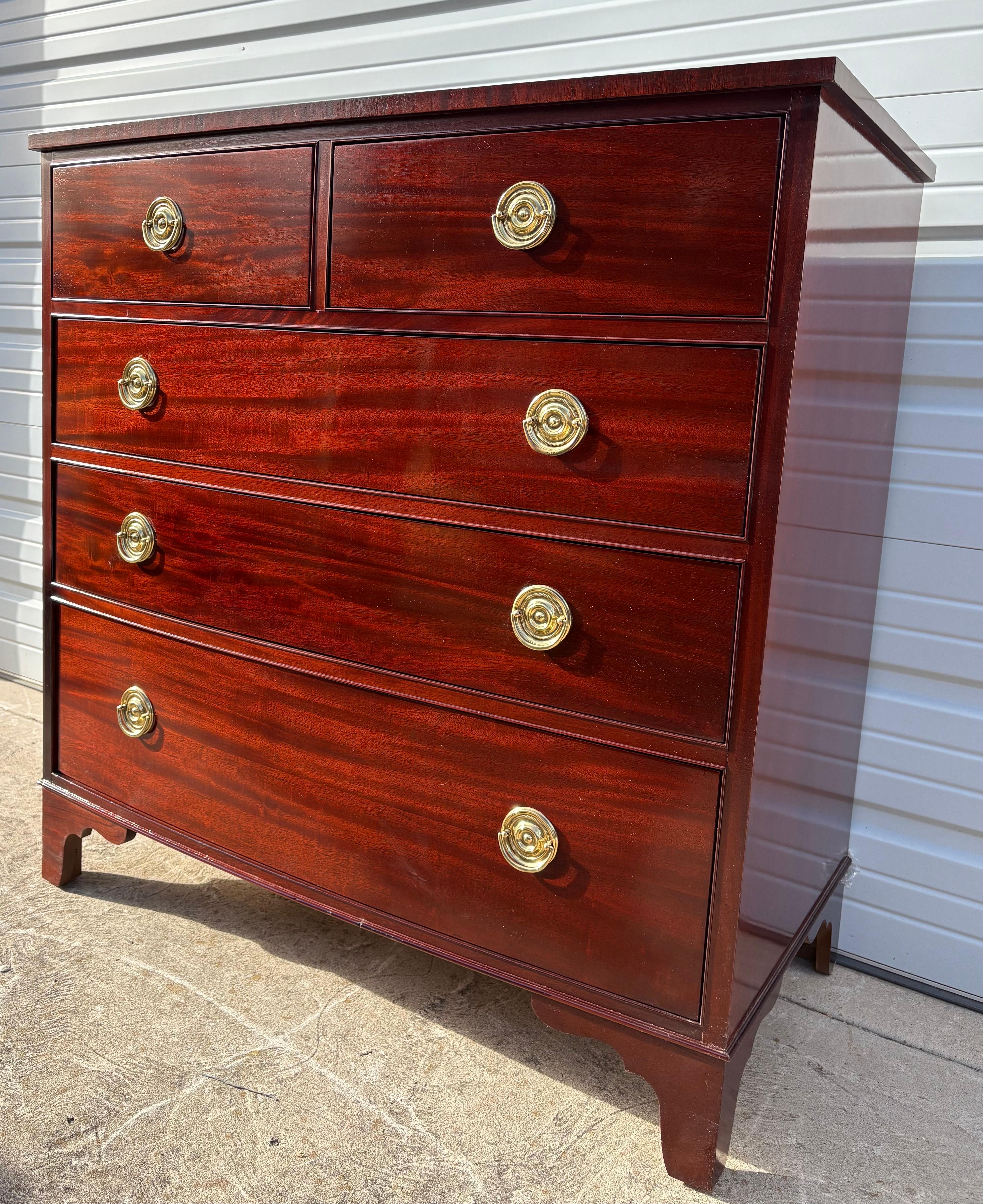 Elegant Baker furniture mahogany chest of drawers en venta 1