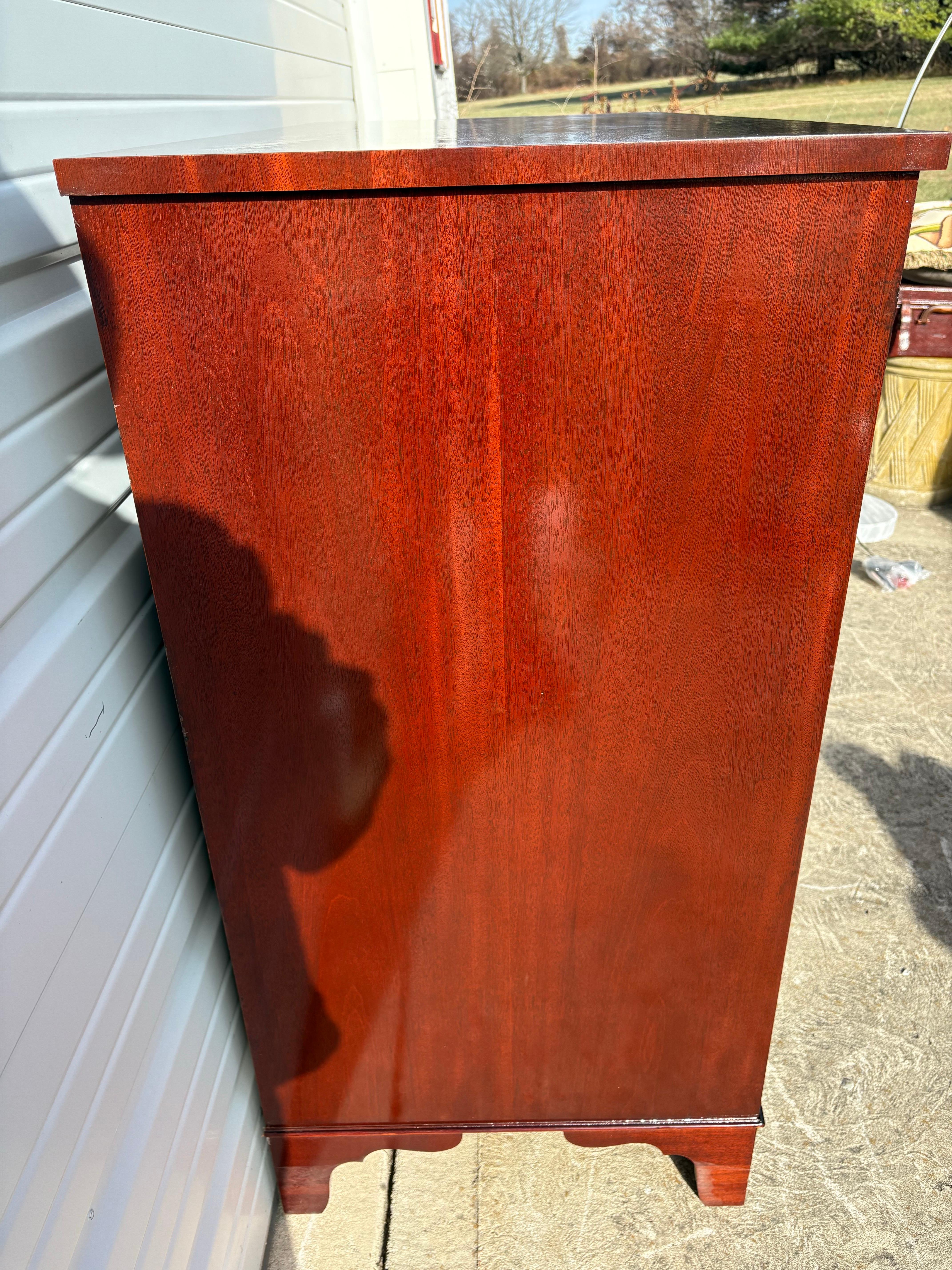 Elegant Baker furniture mahogany chest of drawers en venta 2