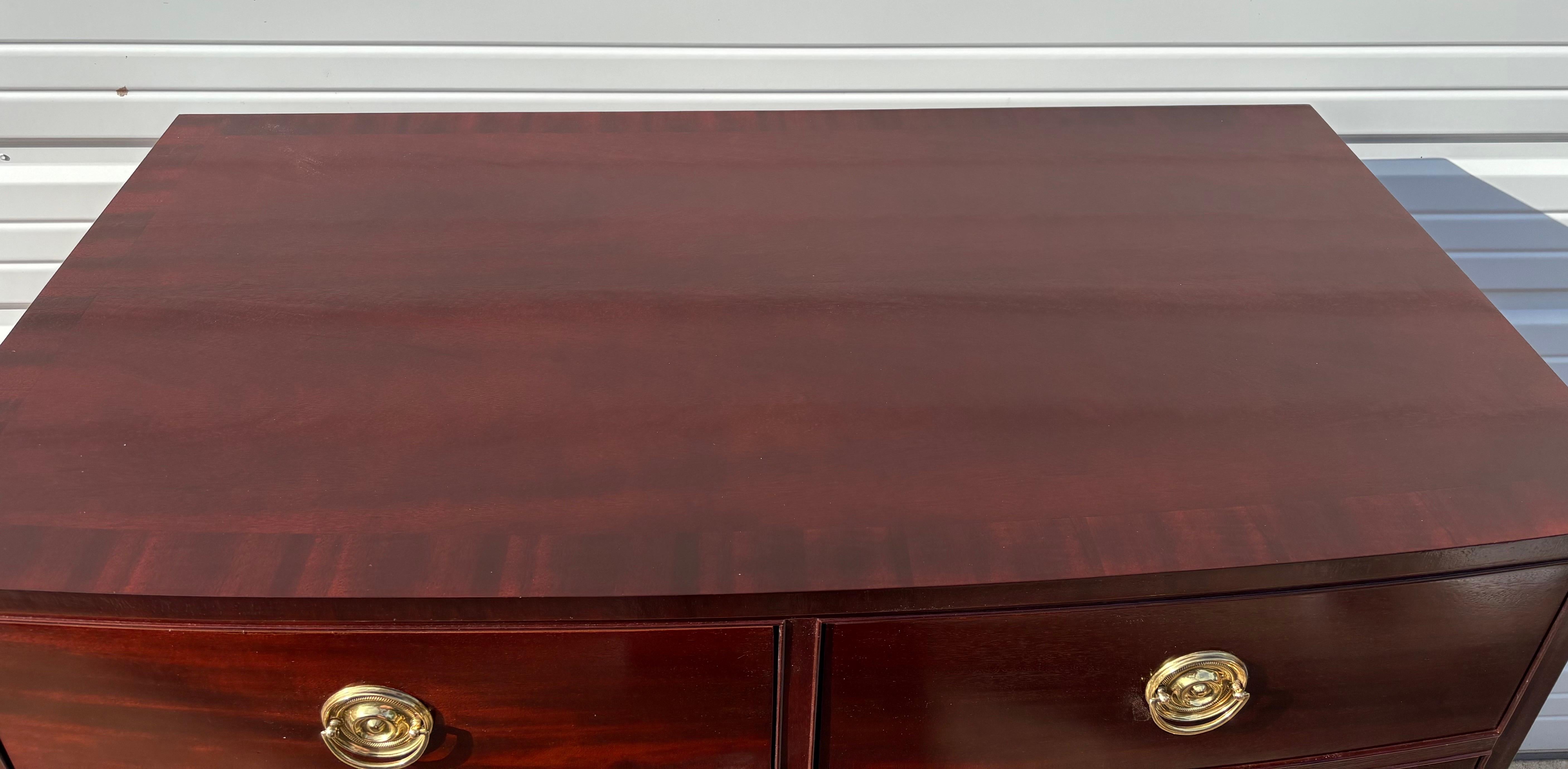 Elegant Baker furniture mahogany chest of drawers en venta 4