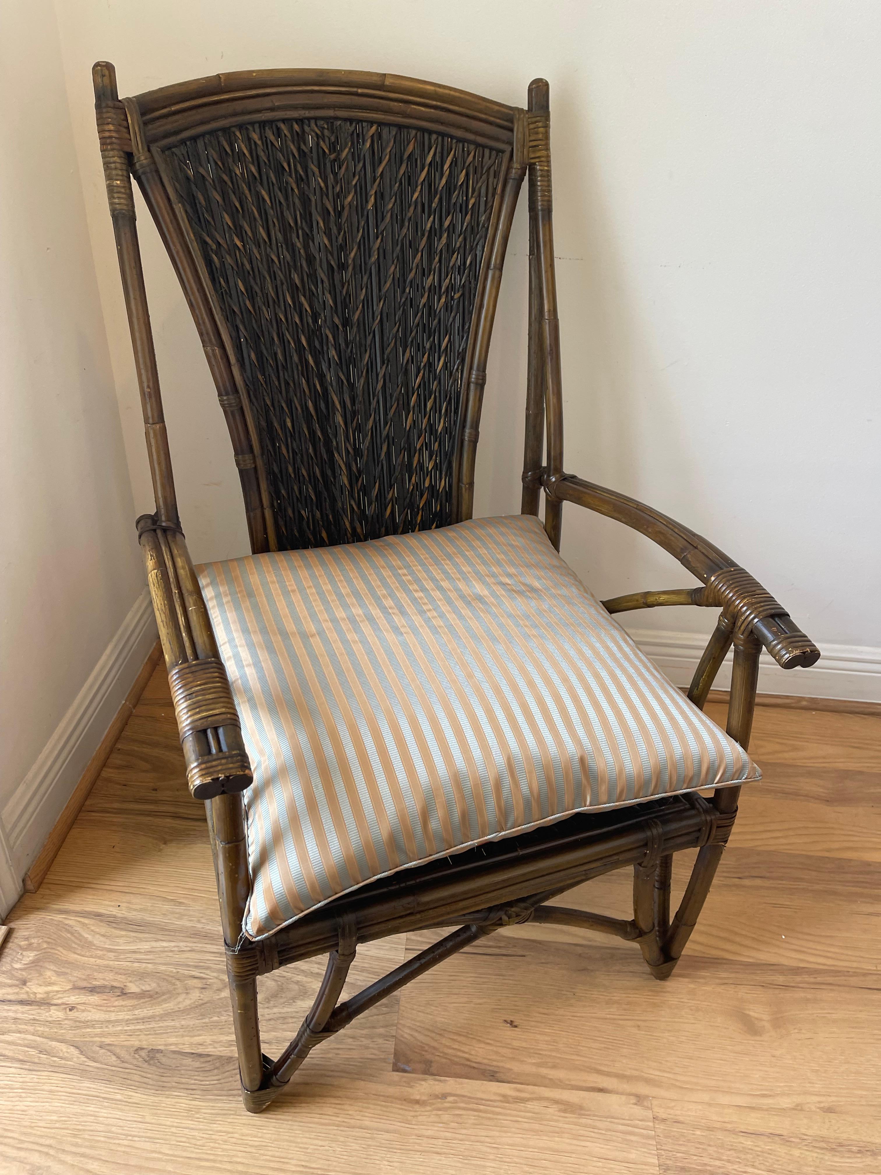 Elegante sillón de ratán de bambú con almohada de plumas de seda Moderno orgánico en venta